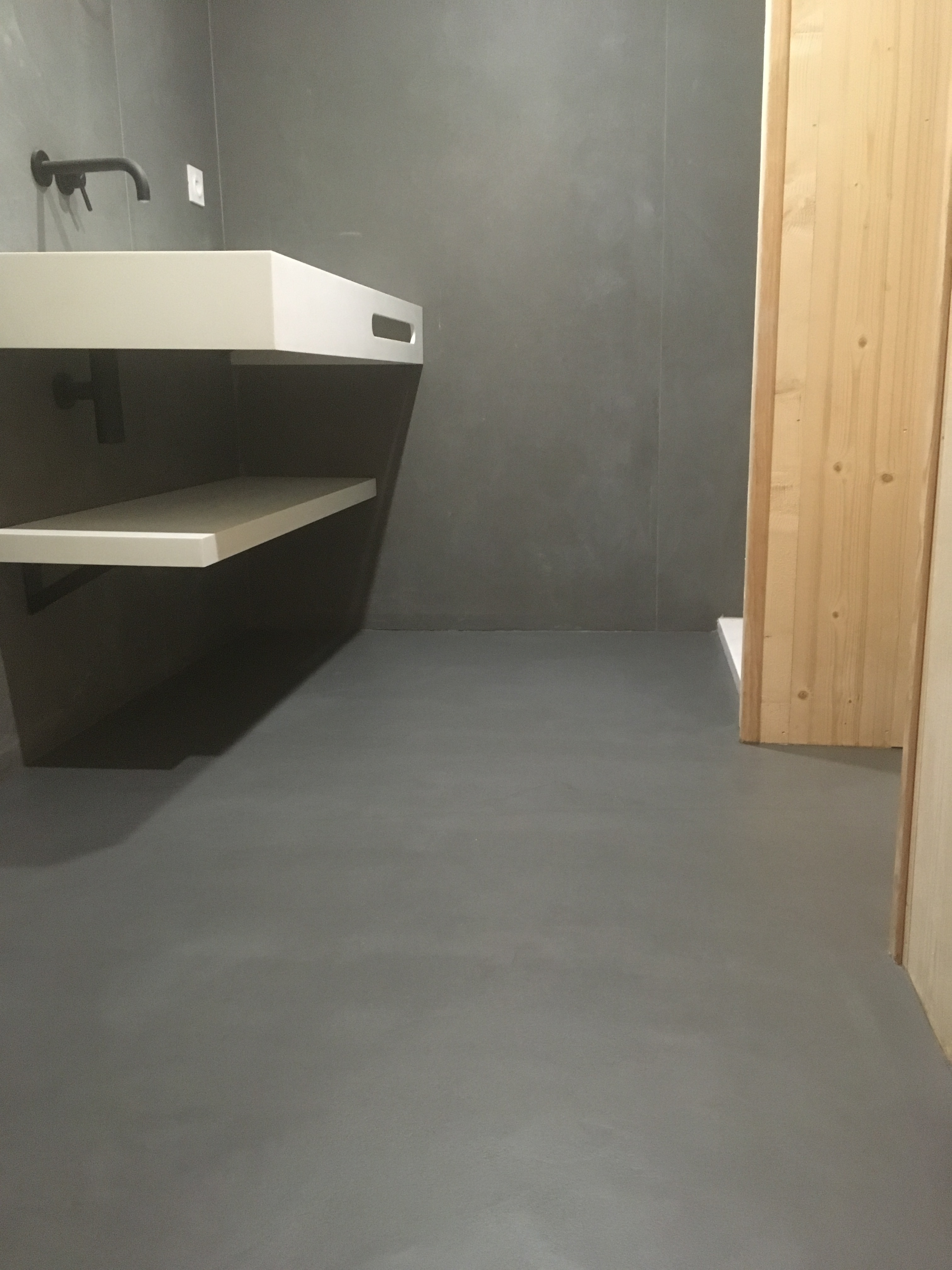 splendide sol moderne en béton ciré vernis mat couleur gris orbital Cap ferret pour un architecte