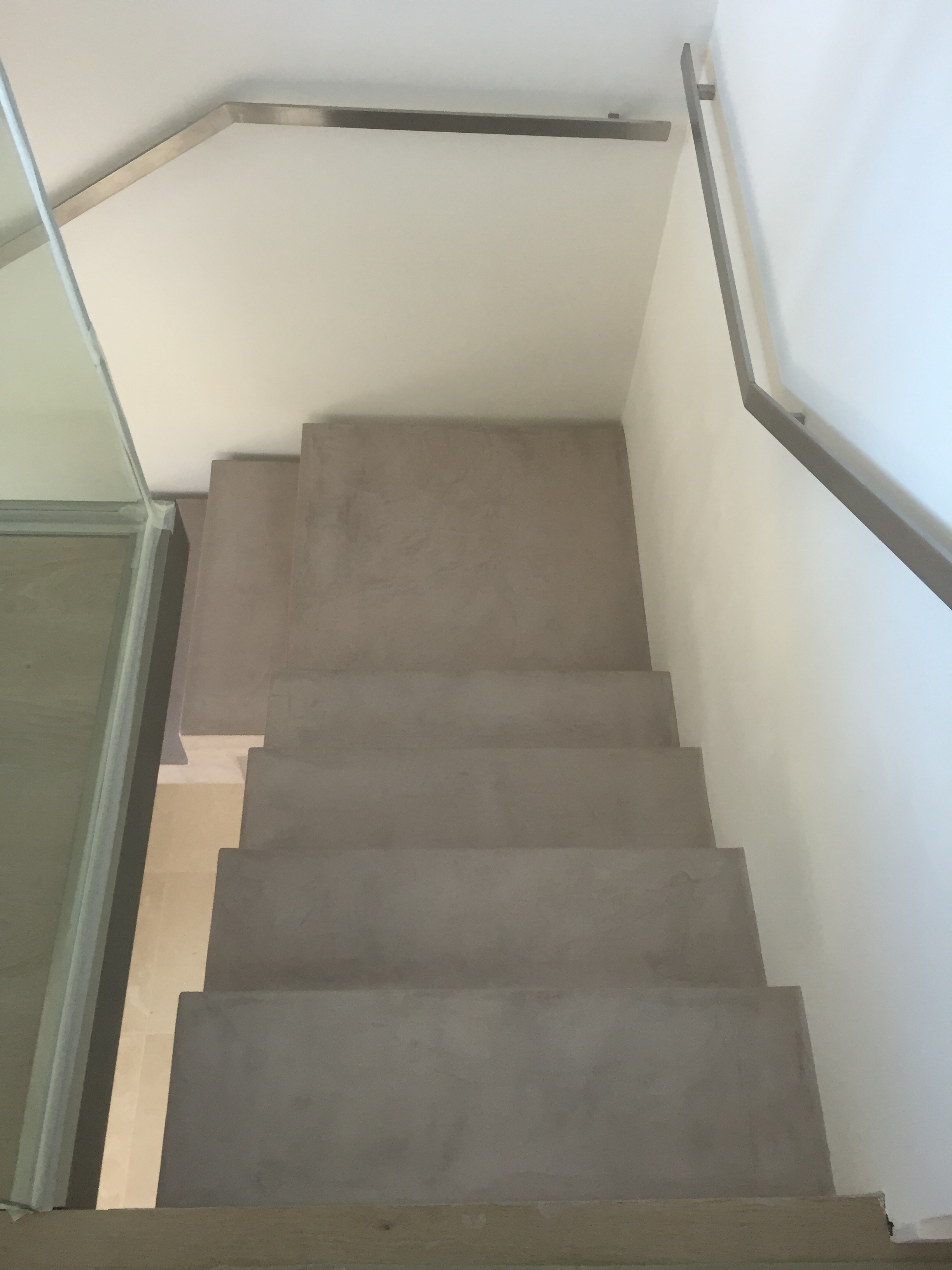 sublime escalier graphique avec palier intermédiaire en béton ciré à Toulon. Escalier béton coulé lors de la réalisation du gros œuvre. pour un particulier
