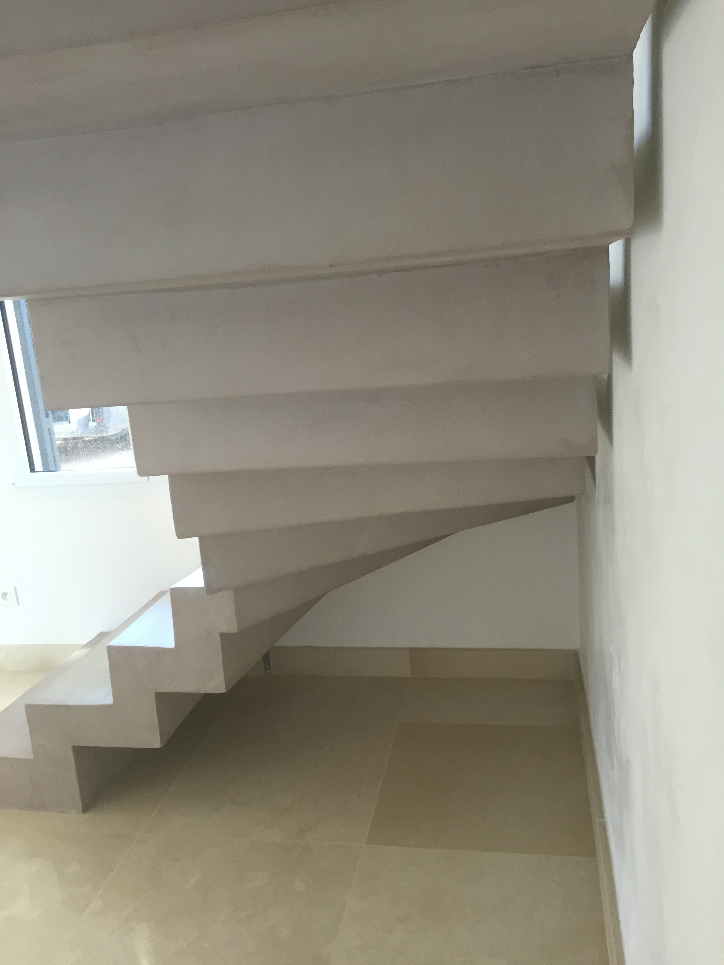 sublime escalier graphique avec palier intermédiaire en béton ciré à Toulon. Escalier béton coulé lors de la réalisation du gros œuvre. pour un particulier