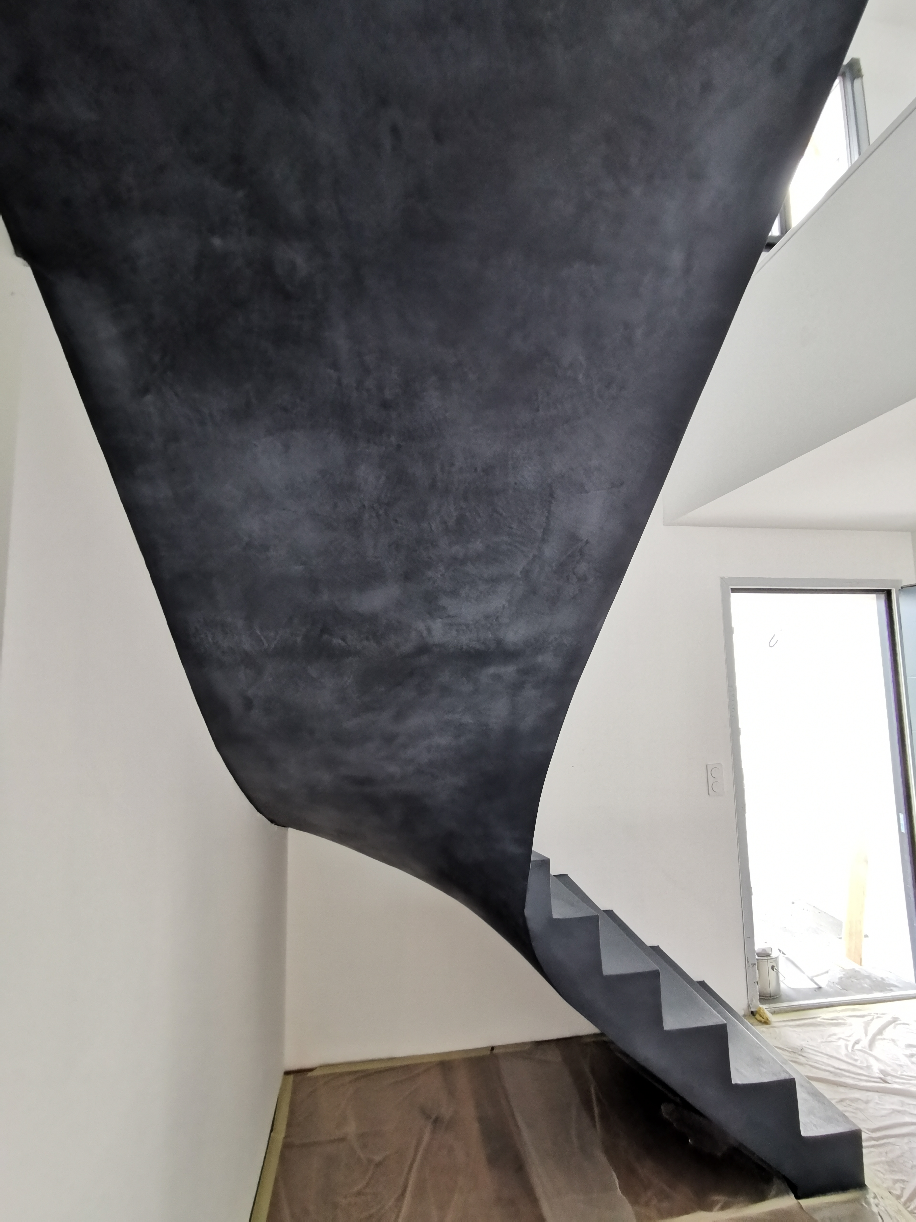 audacieux escalier à paillasse un quart tournant en béton ciré vernis mat couleur oxydium Au Taillan médoc proche de Bordeaux en Gironde pour un constructeur