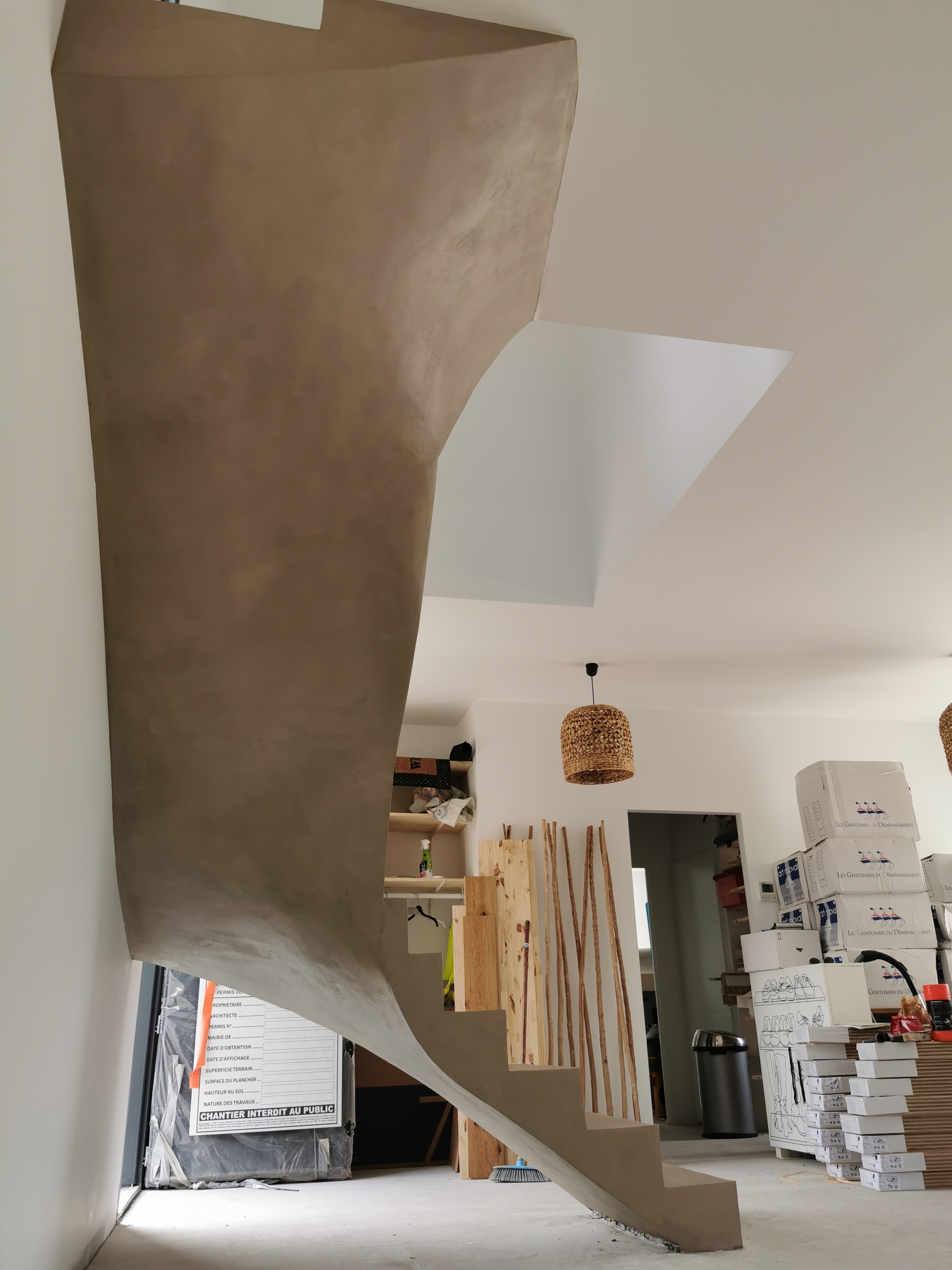 sublime escalier à paillasse deux quart balancé en béton ciré vernis mat couleur sofia original à Andernos près de Bordeaux en Aquitaine. pour un particulier