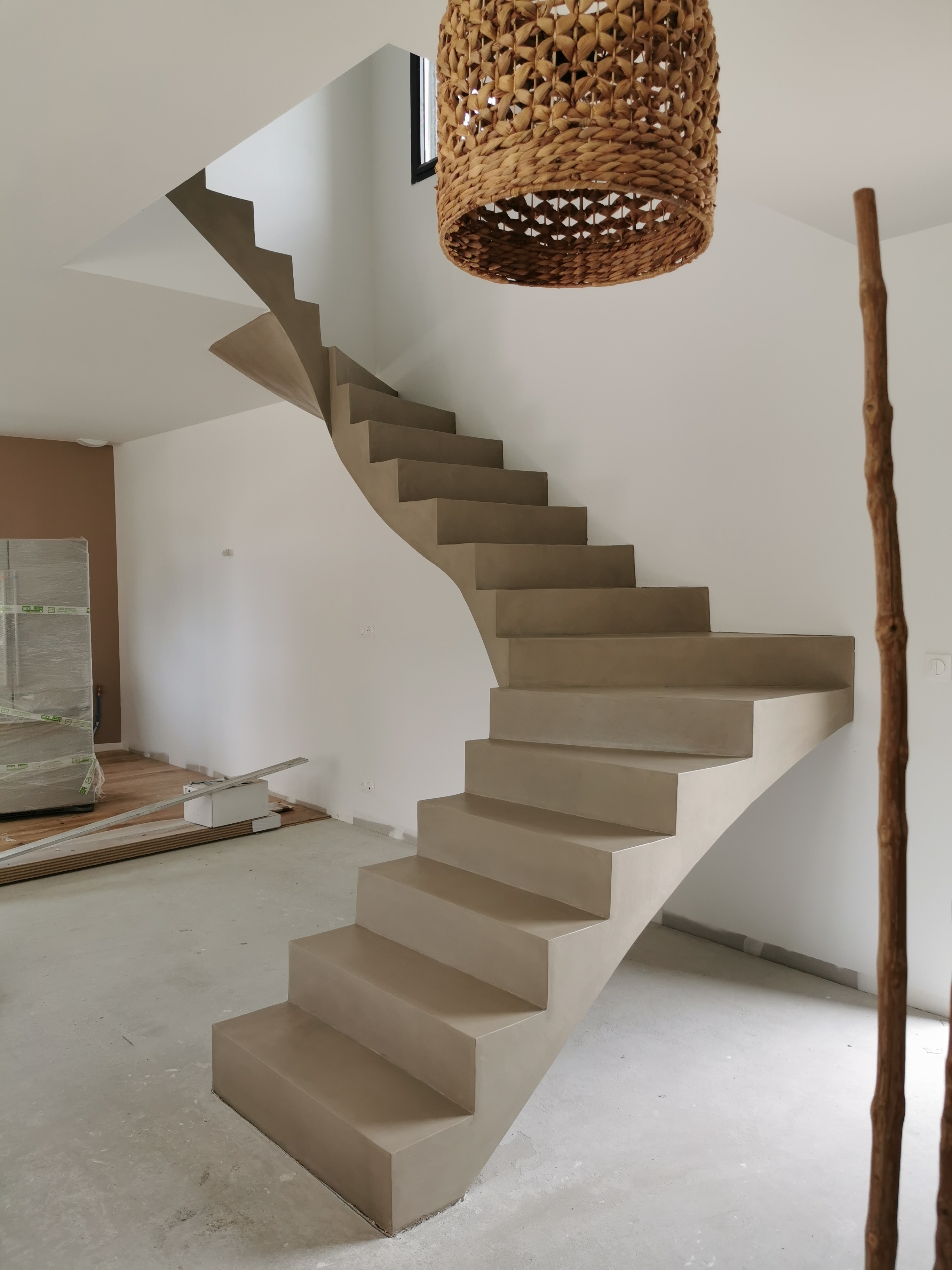sublime escalier à paillasse deux quart balancé en béton ciré vernis mat couleur sofia original à Andernos près de Bordeaux en Aquitaine. pour un particulier