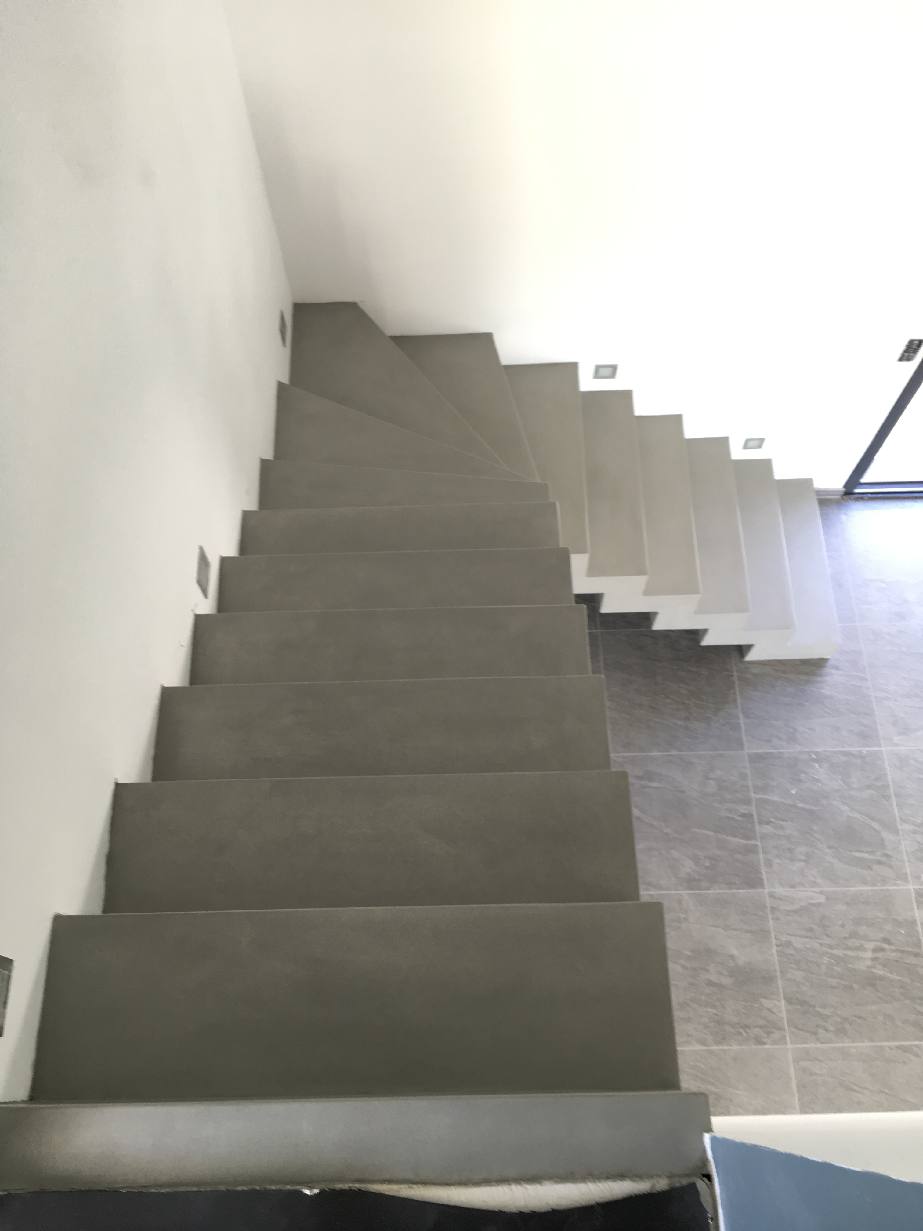 sublime escalier crémaillère deux quart tournant en béton ciré vernis mat couleur flanelle A Pau pour un particulier