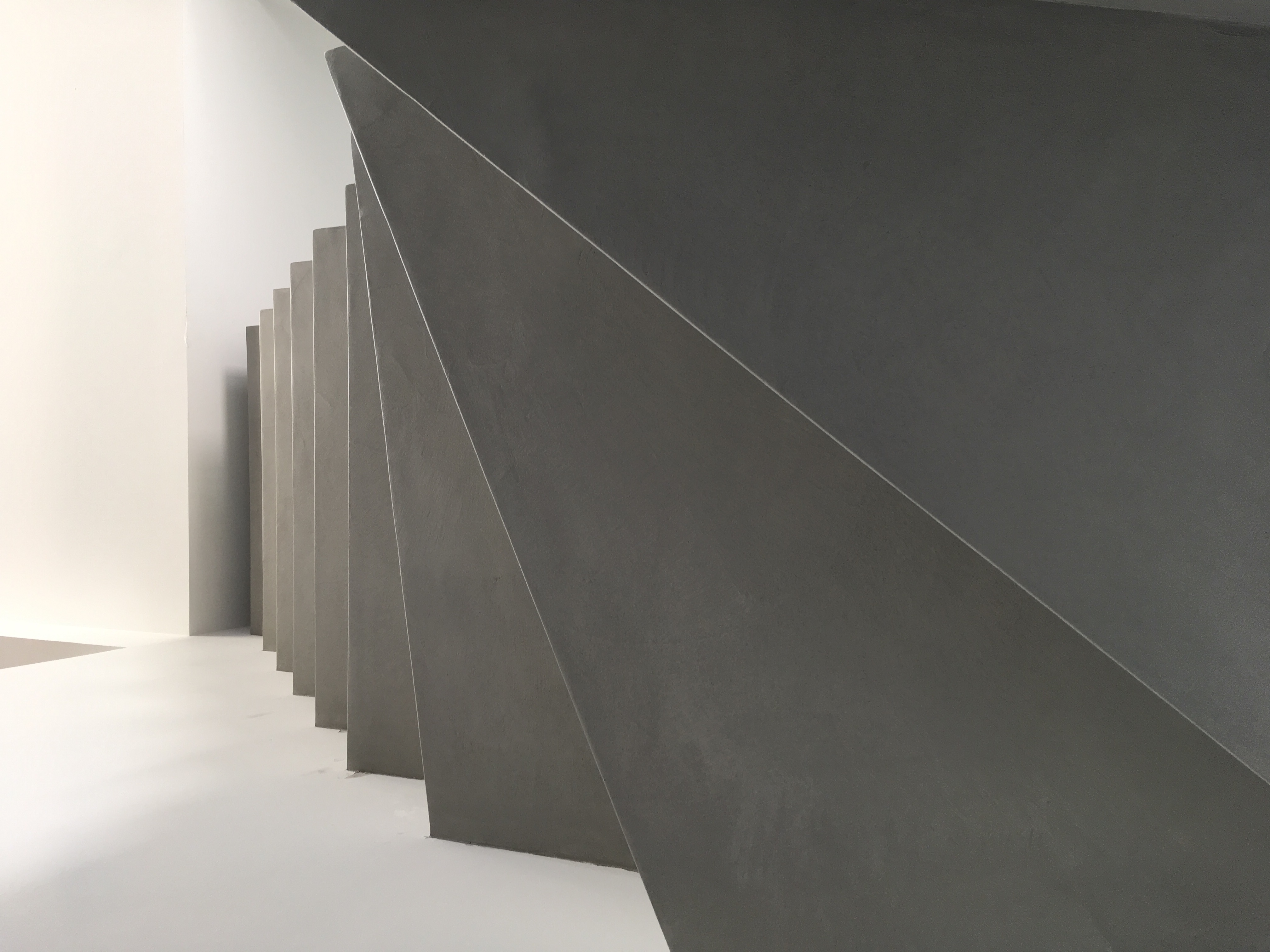 sublime escalier crémaillère deux quart tournant en béton ciré vernis mat couleur flanelle A Pau pour un particulier