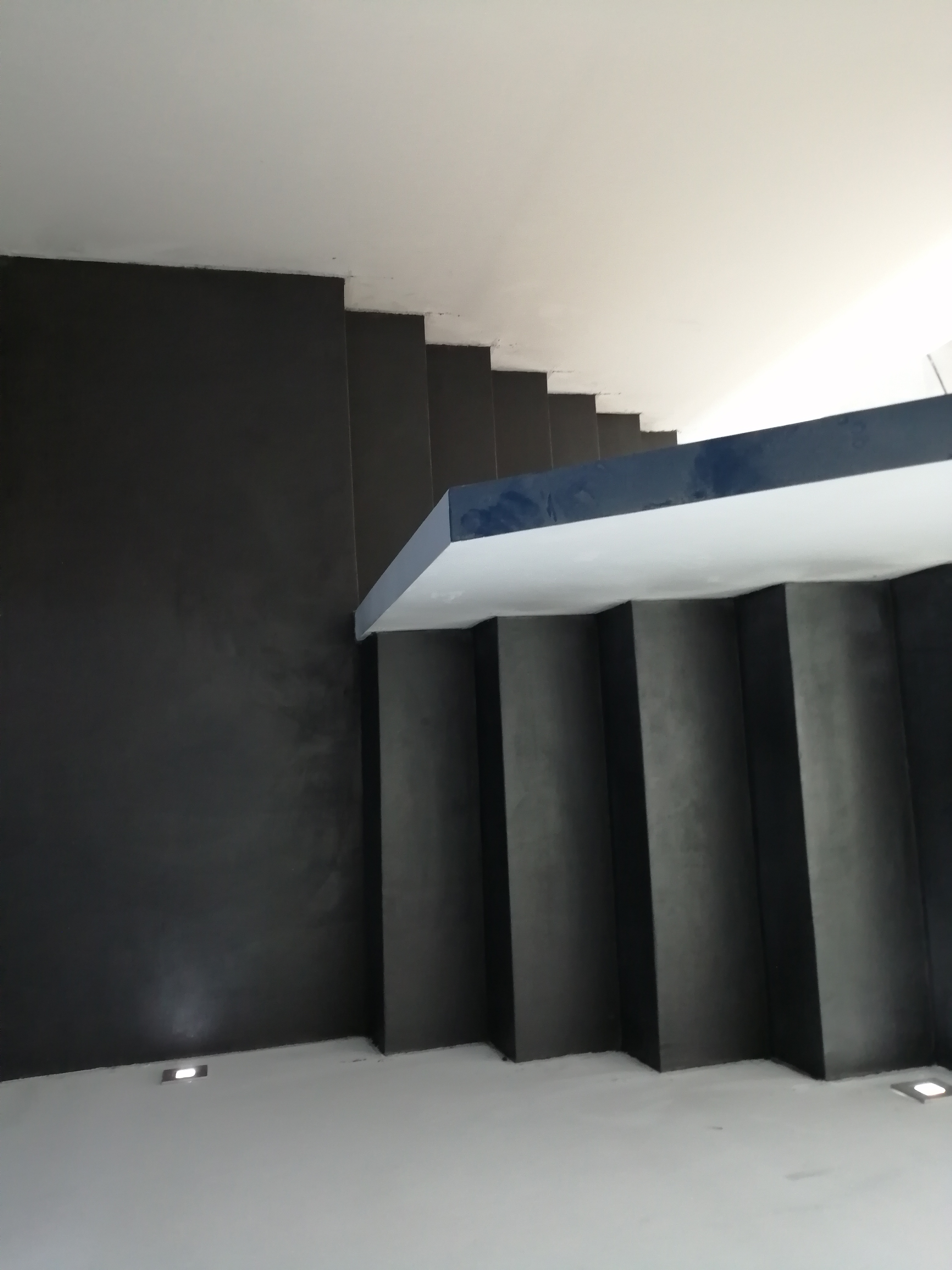 elégant escalier à paillasse avec palier intermédiaire en béton ciré vernis mat couleur alchimie Montpellier pour un particulier