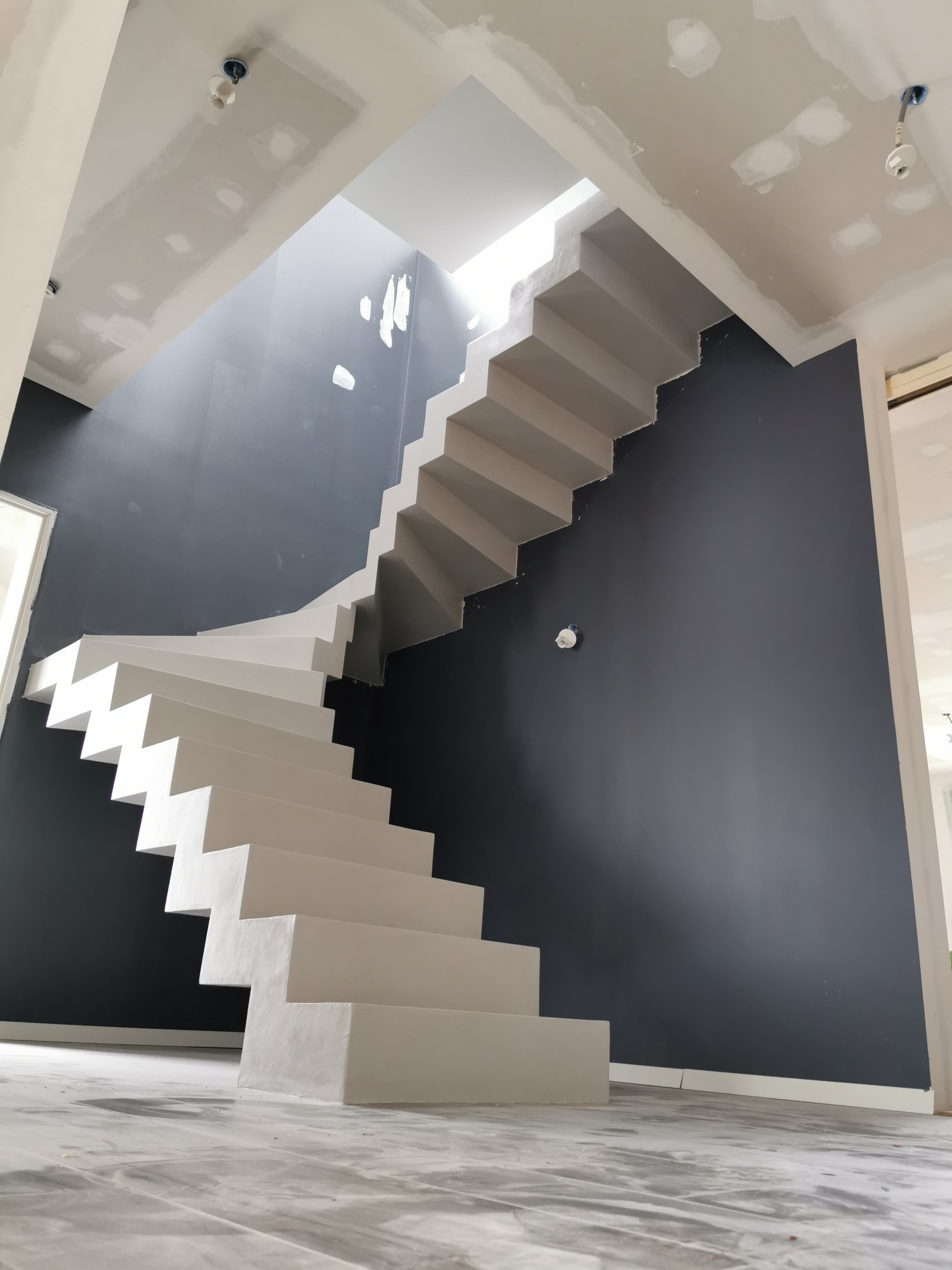 remarquable escalier crémaillère contemporain en béton ciré vernis soyeux couleur gris cendré Gradignan proche de Bordeaux en Aquitaine pour un particulier