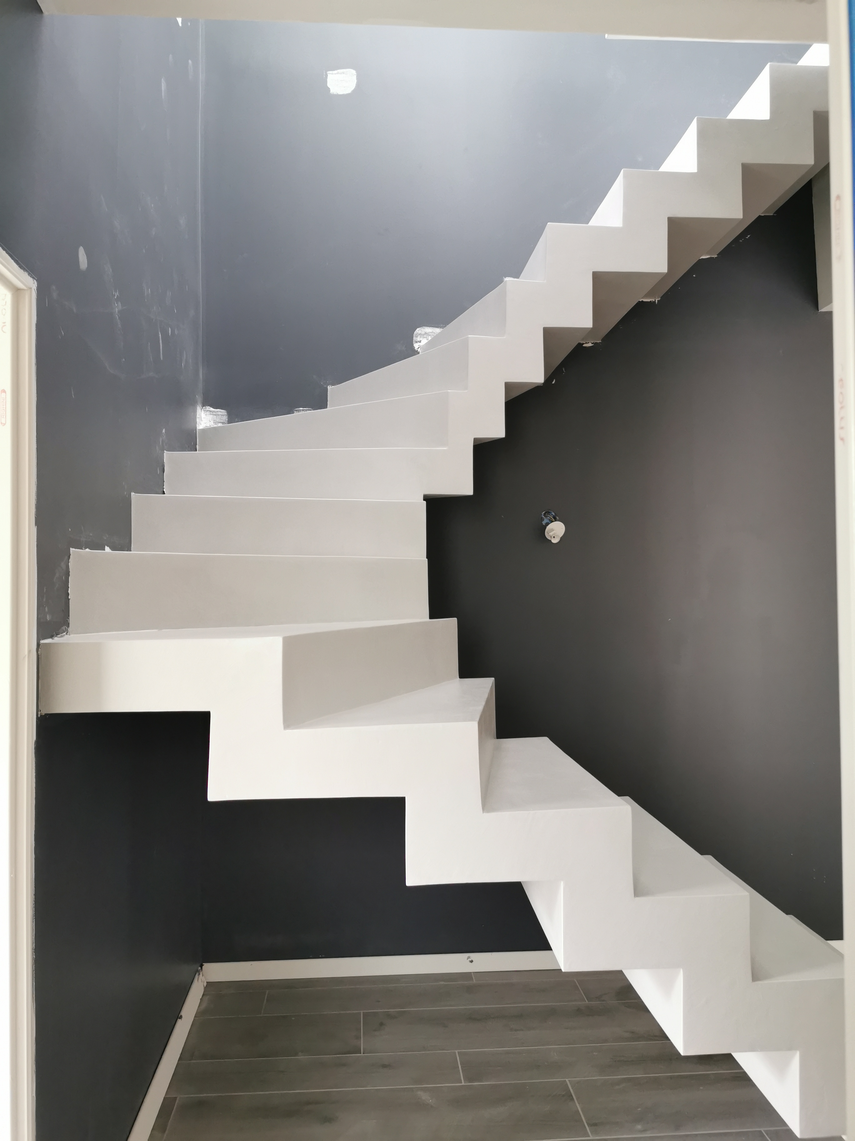 remarquable escalier crémaillère contemporain en béton ciré vernis soyeux couleur gris cendré Gradignan proche de Bordeaux en Aquitaine pour un particulier
