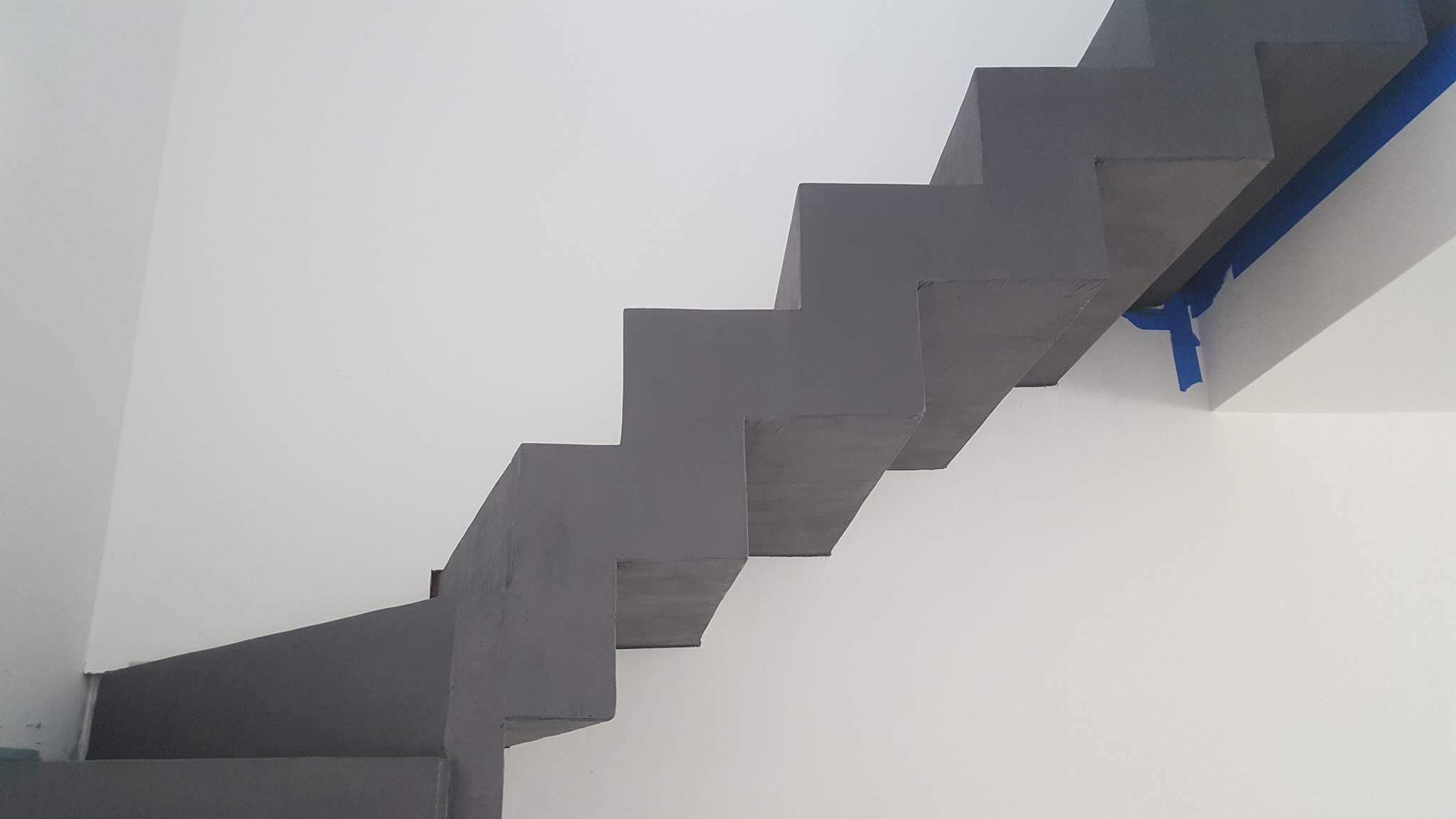 somptueux escalier crémaillère avec palier intermédiaire en béton ciré couleur gris orbital A parentis en born dans le départements de les Landes en Nouvelle Aquitaine. pour un constructeur