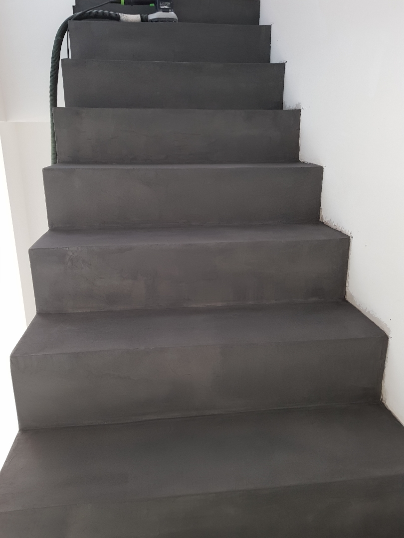 bel escalier à paillasse un quart tournant en béton ciré vernis mat couleur platinium à Escalquens à côté de Toulouse dans le département de la Haute Garonne. pour un particulier