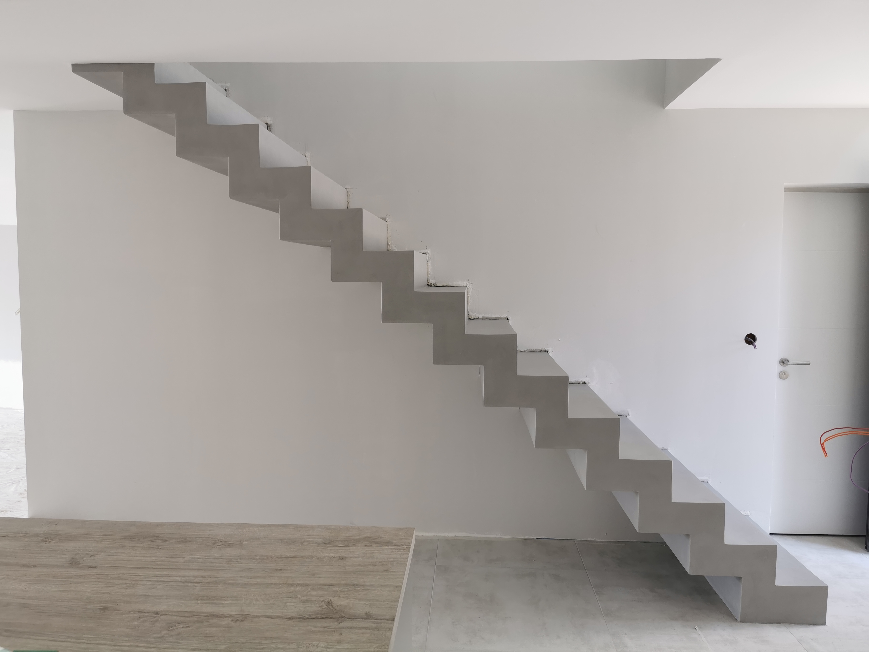 bel escalier crémaillère sur mesure en béton ciré vernis mat couleur gris souris A Cauderant dans Bordeaux en Gironde pour un constructeur