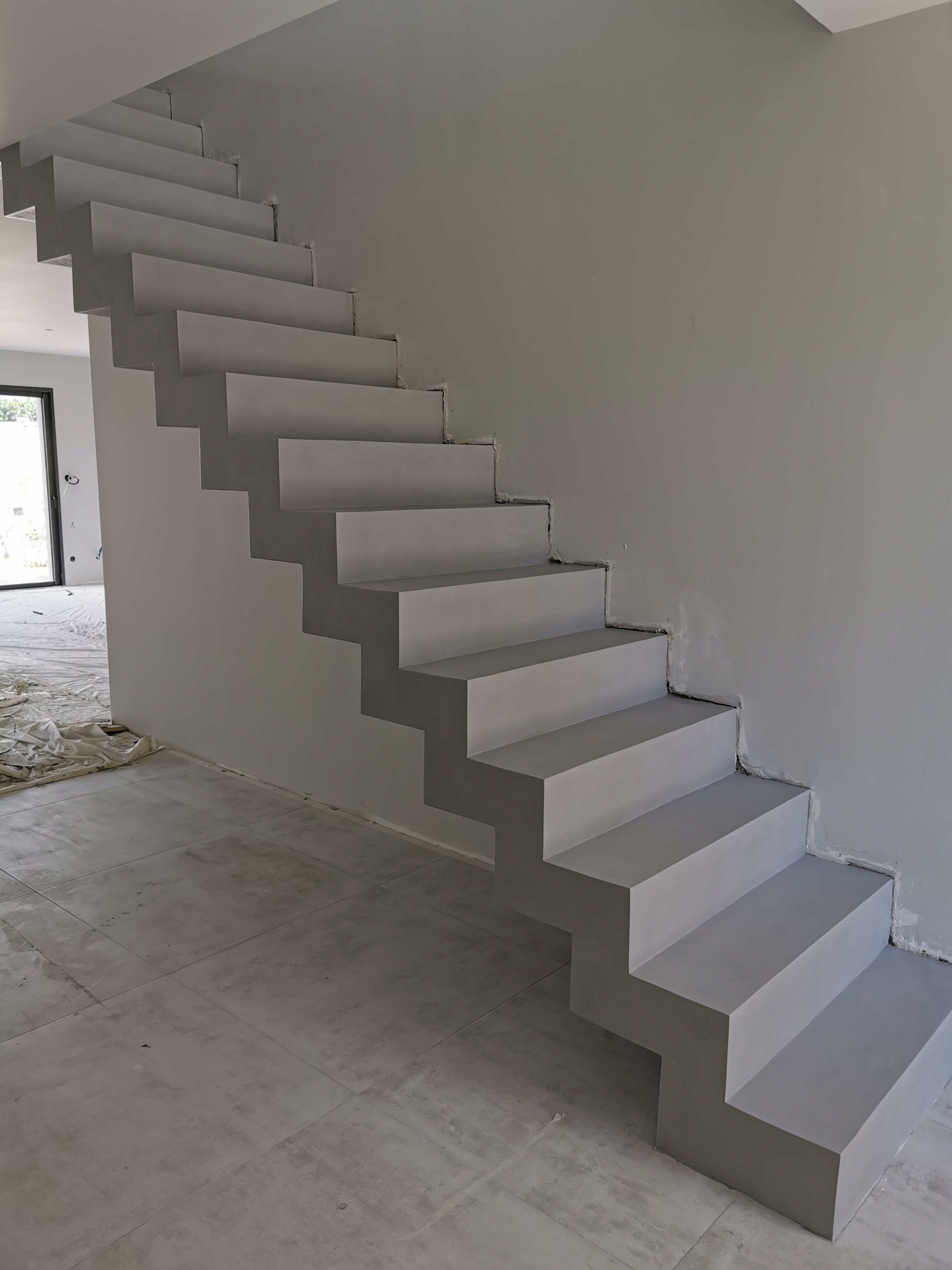 bel escalier crémaillère sur mesure en béton ciré vernis mat couleur gris souris A Cauderant dans Bordeaux en Gironde pour un constructeur