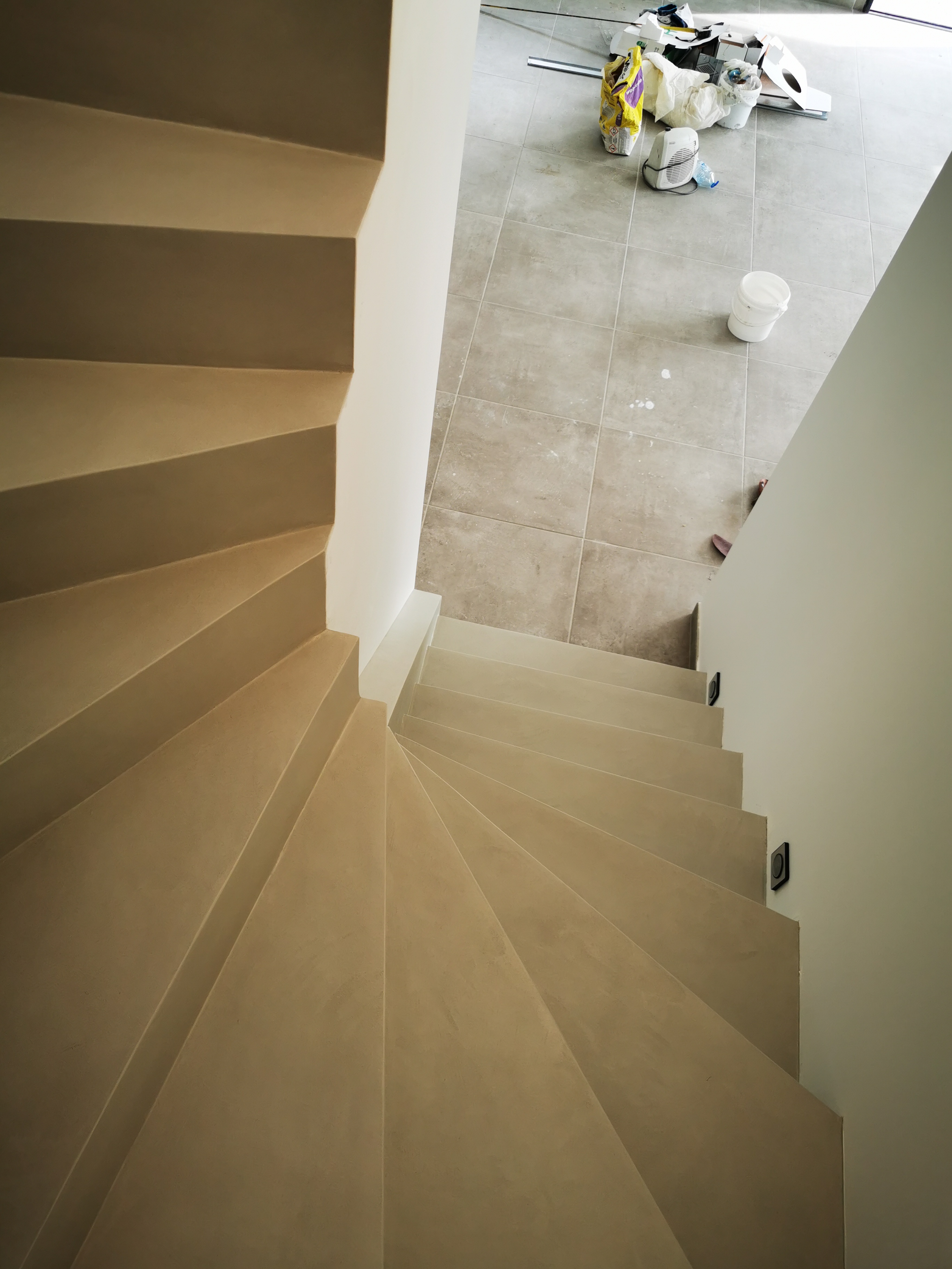 décoration marches d'un escalier à paillasse en béton ciré vernis mat couleur poivre blanc A Saint-Médard proche de Bordeaux en Aquitaine pour un constructeur