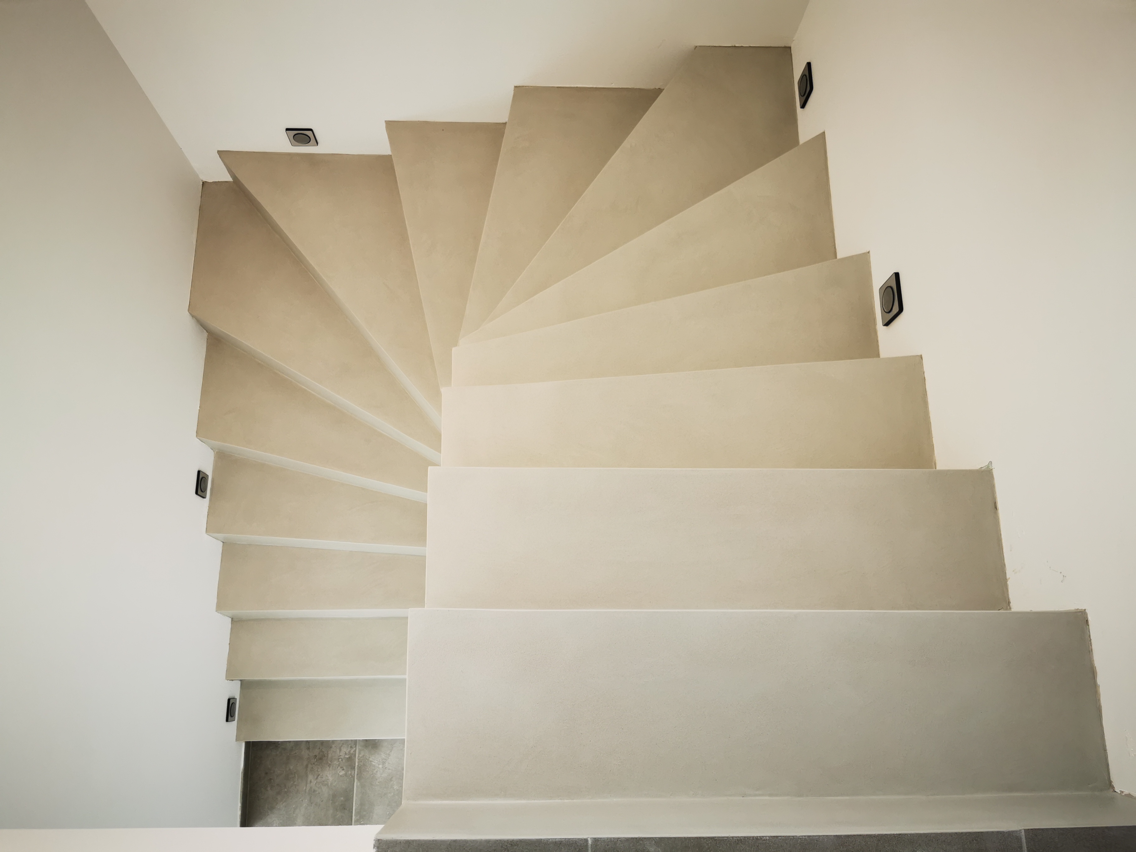 décoration marches d'un escalier à paillasse en béton ciré vernis mat couleur poivre blanc A Saint-Médard proche de Bordeaux en Aquitaine pour un constructeur