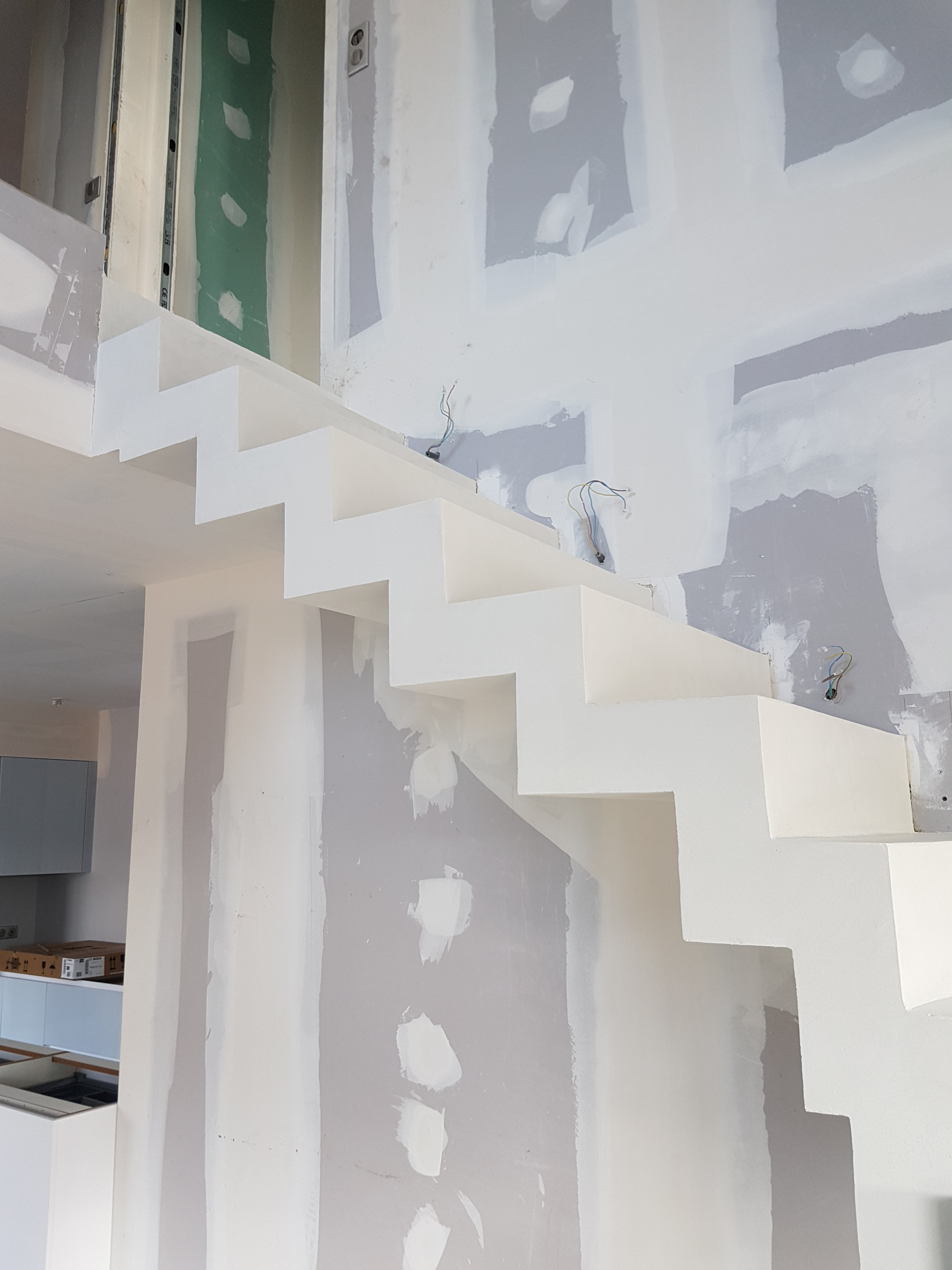 escalier crémaillère design en béton ciré vernis mat couleur everest Lasure blanc pur à Lyon en Rhône-Alpes pour un architecte