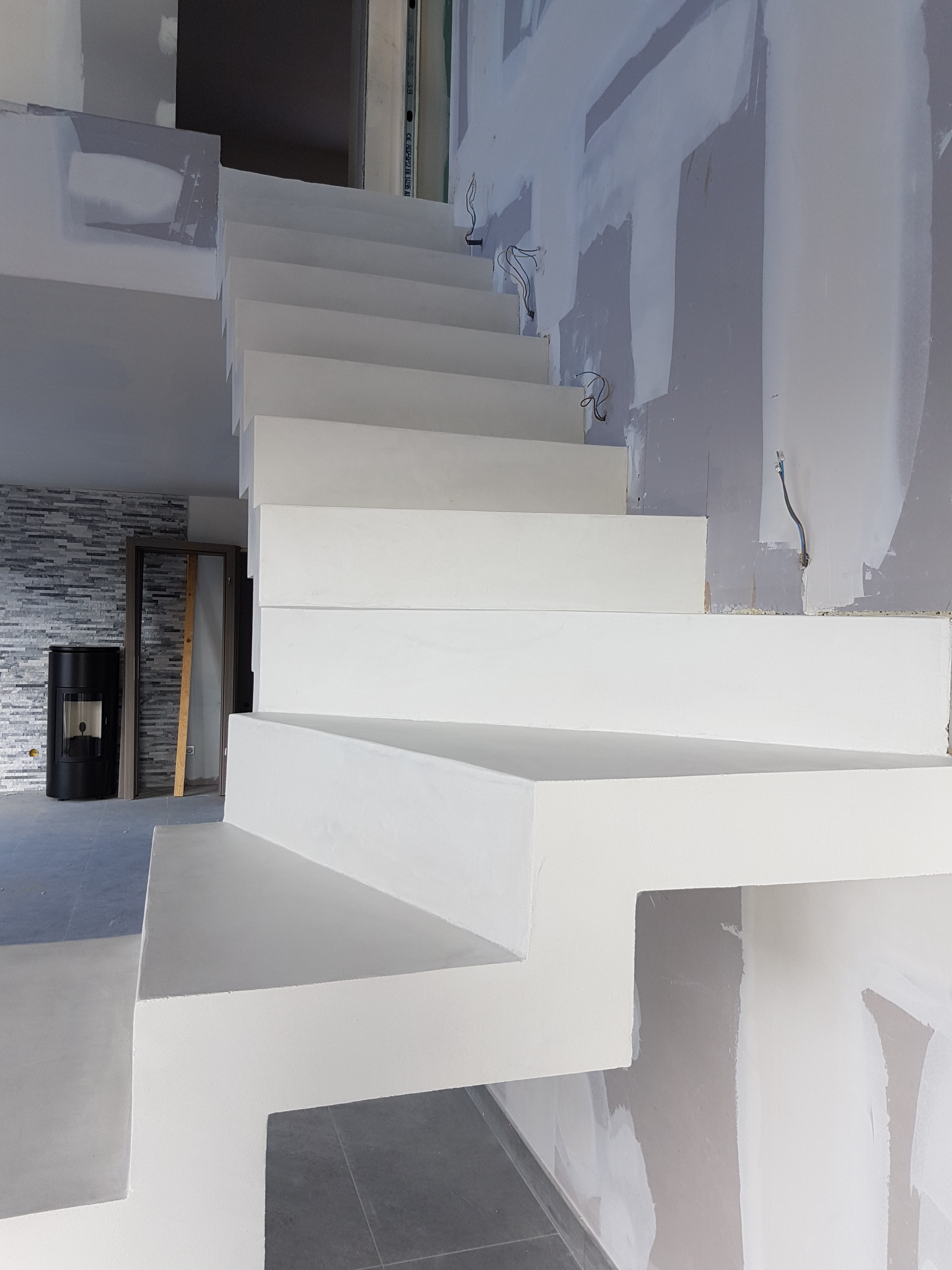 escalier crémaillère design en béton ciré vernis mat couleur everest Lasure blanc pur à Lyon en Rhône-Alpes pour un architecte