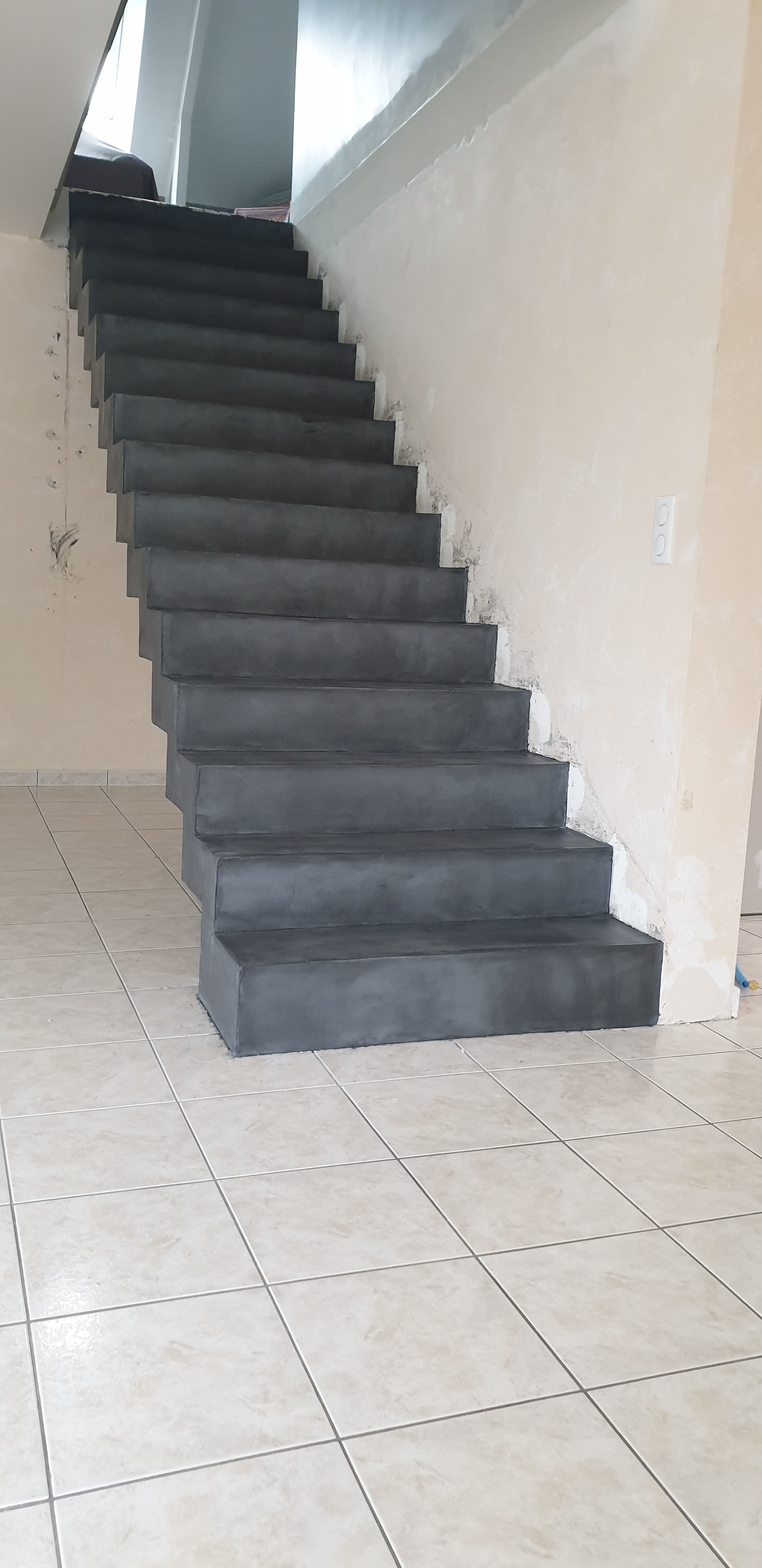 remarquable escalier crémaillère droit en béton ciré vernis mat couleur gris aberdeen à nort sur erdre dans le département de la Loire Atlantique pour un particulier
