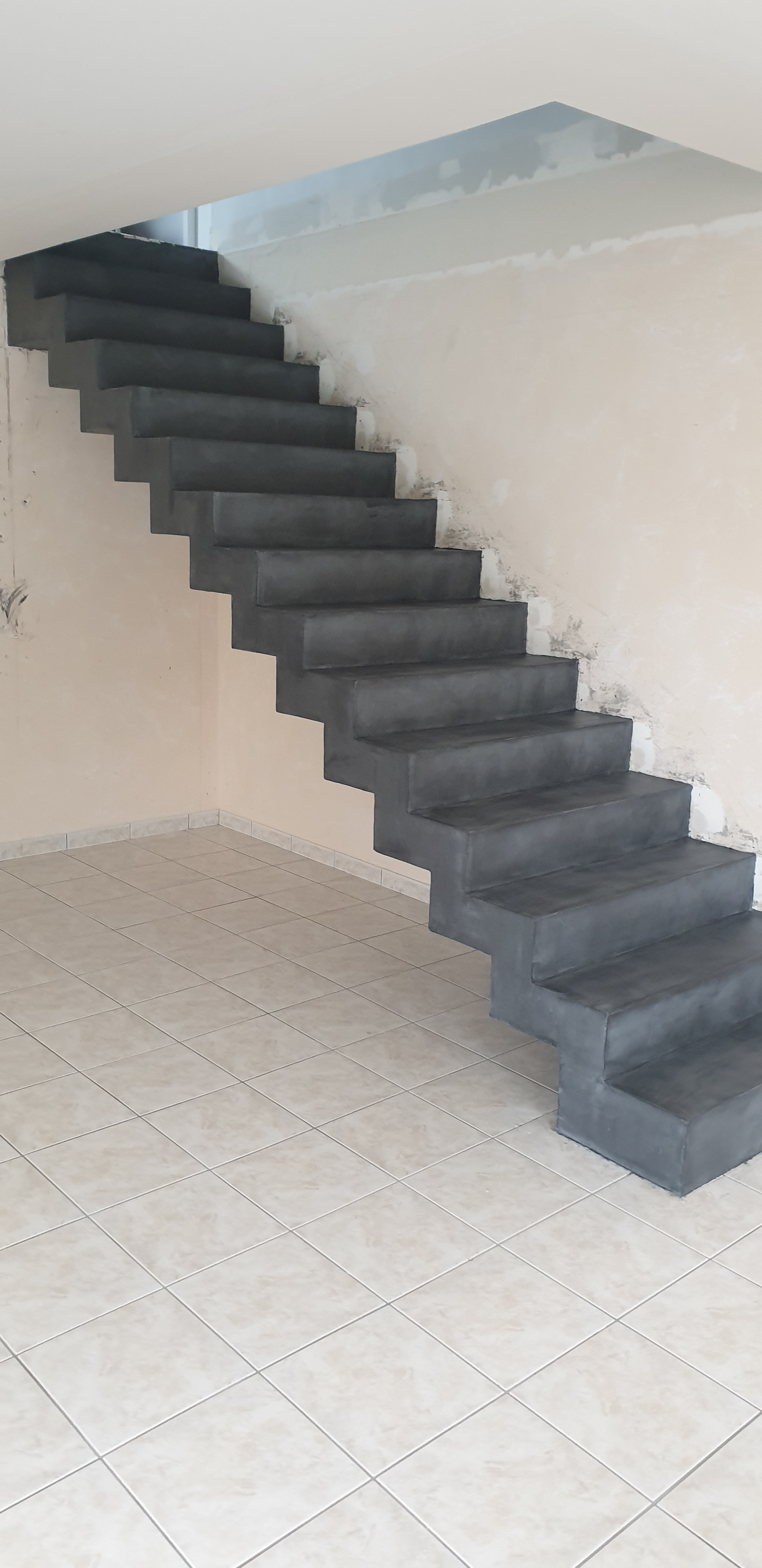 remarquable escalier crémaillère droit en béton ciré vernis mat couleur gris aberdeen à nort sur erdre dans le département de la Loire Atlantique pour un particulier