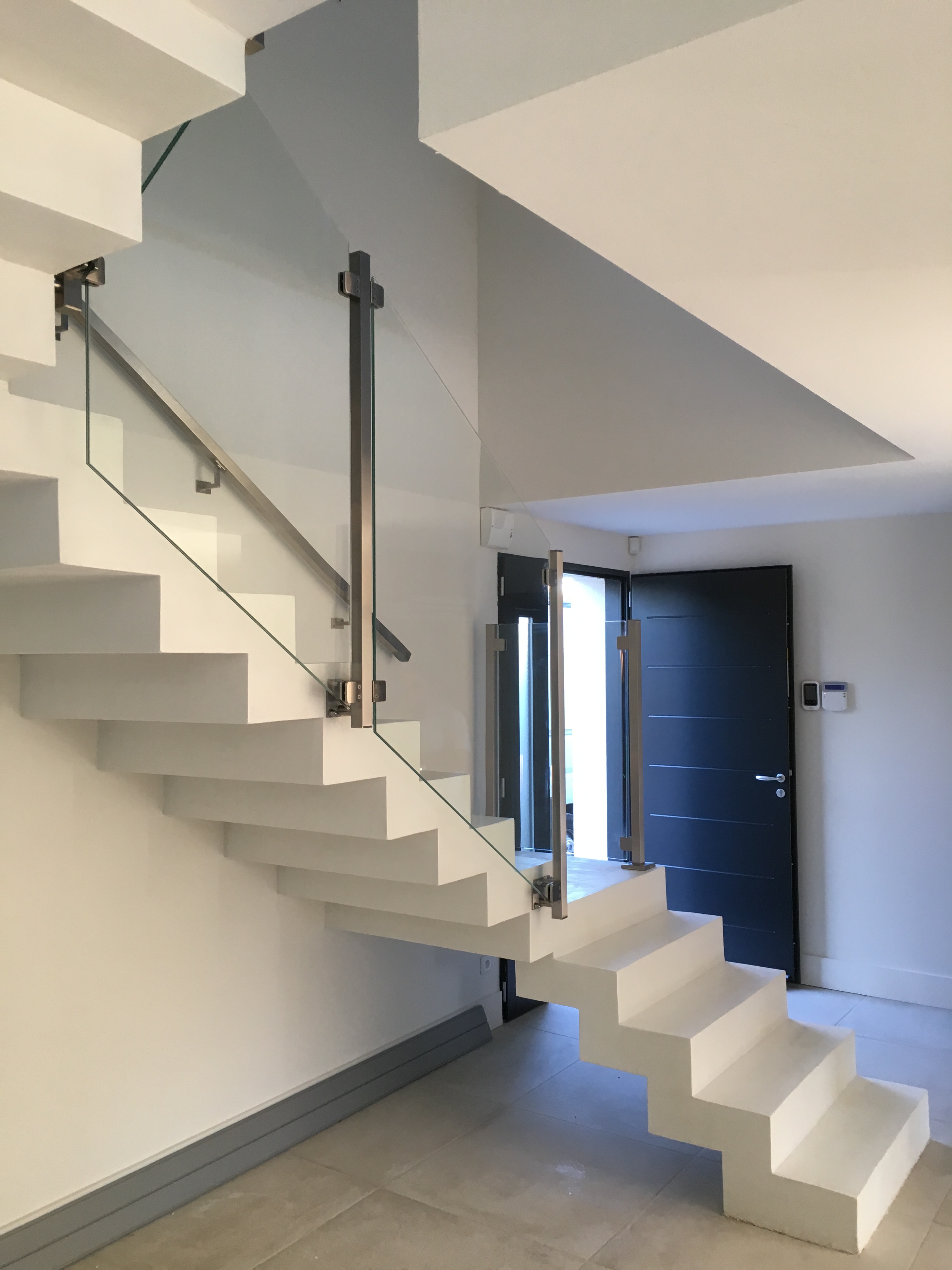 somptueux escalier crémaillère avec palier intermédiaire en béton ciré vernis mat couleur everest Blanc pur à Aix en Provence pour un particulier