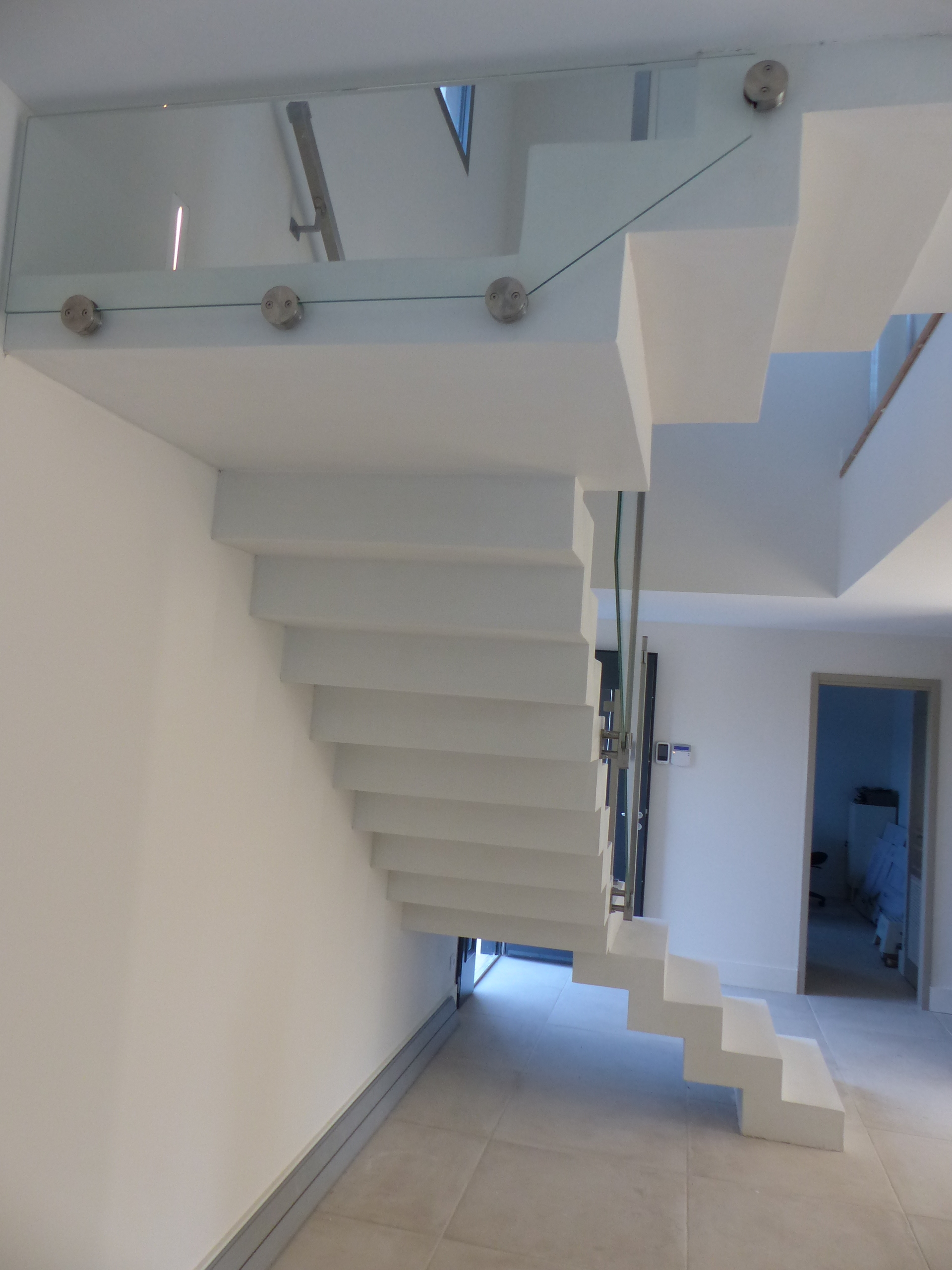 somptueux escalier crémaillère avec palier intermédiaire en béton ciré vernis mat couleur everest Blanc pur à Aix en Provence pour un particulier