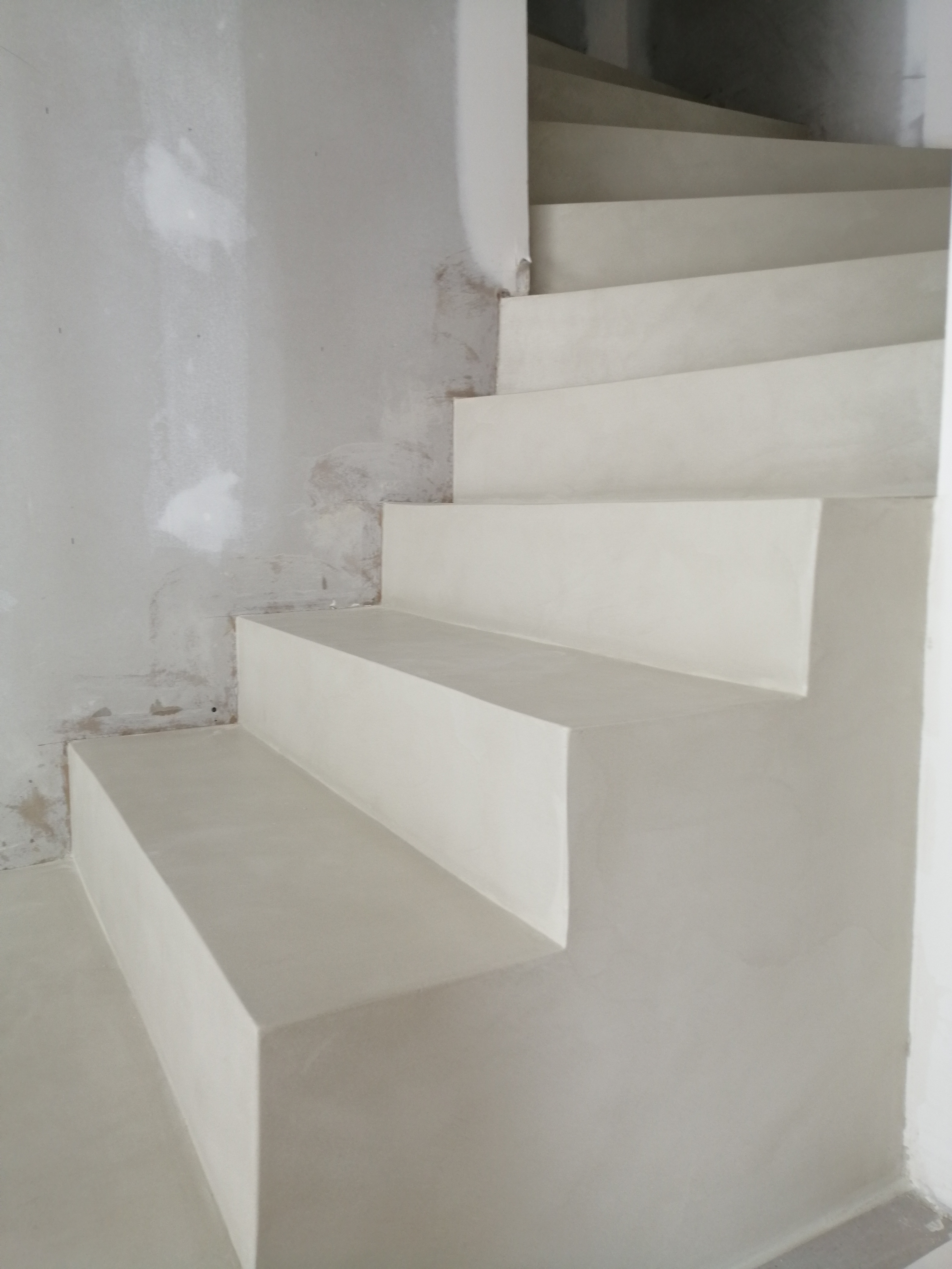 bel marches d'un escalier à paillasse en béton ciré vernis soyeux couleur karonga à Clapier près de Montpellier dans l herault pour un architecte