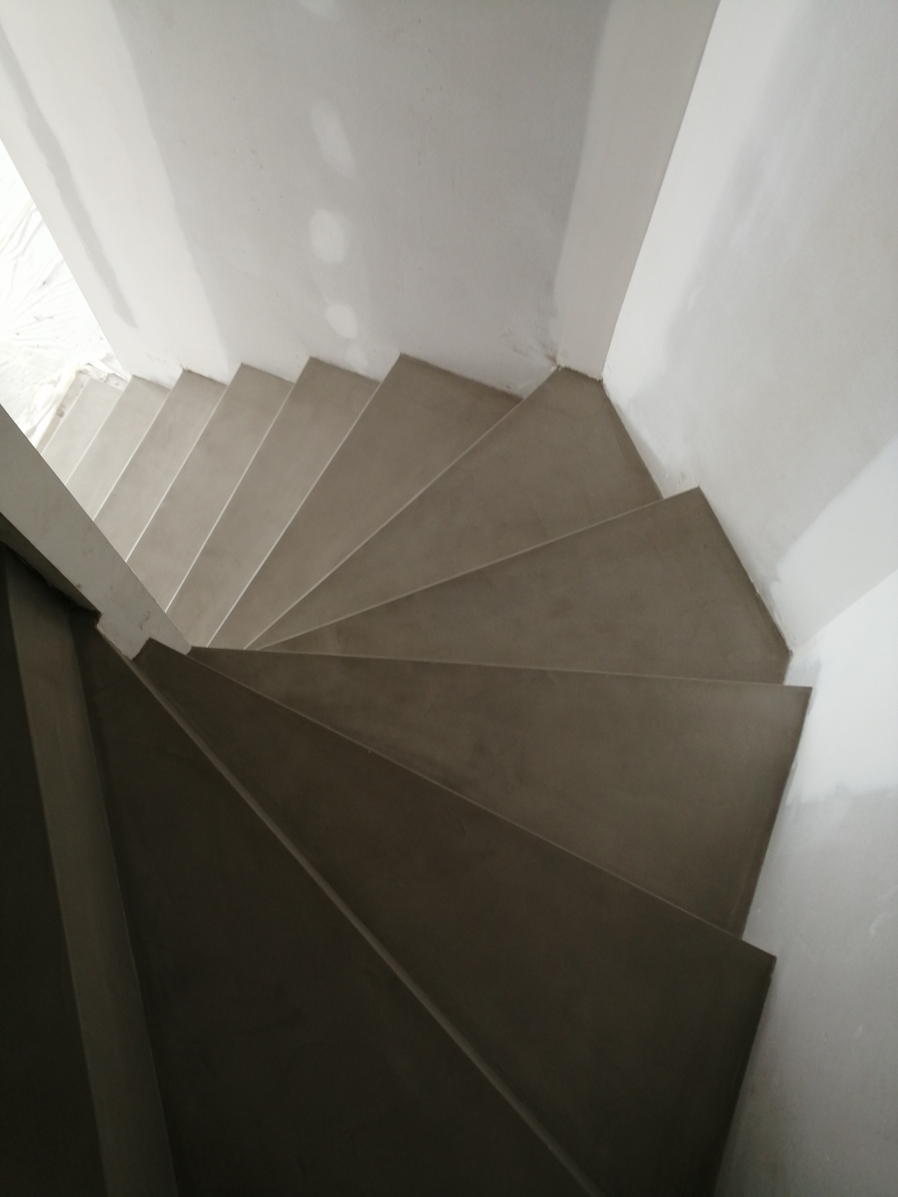 elégant escalier à paillasse deux quart tournant en béton ciré vernis soyeux couleur galet original à Clapier dans le département de l herault. pour un architecte