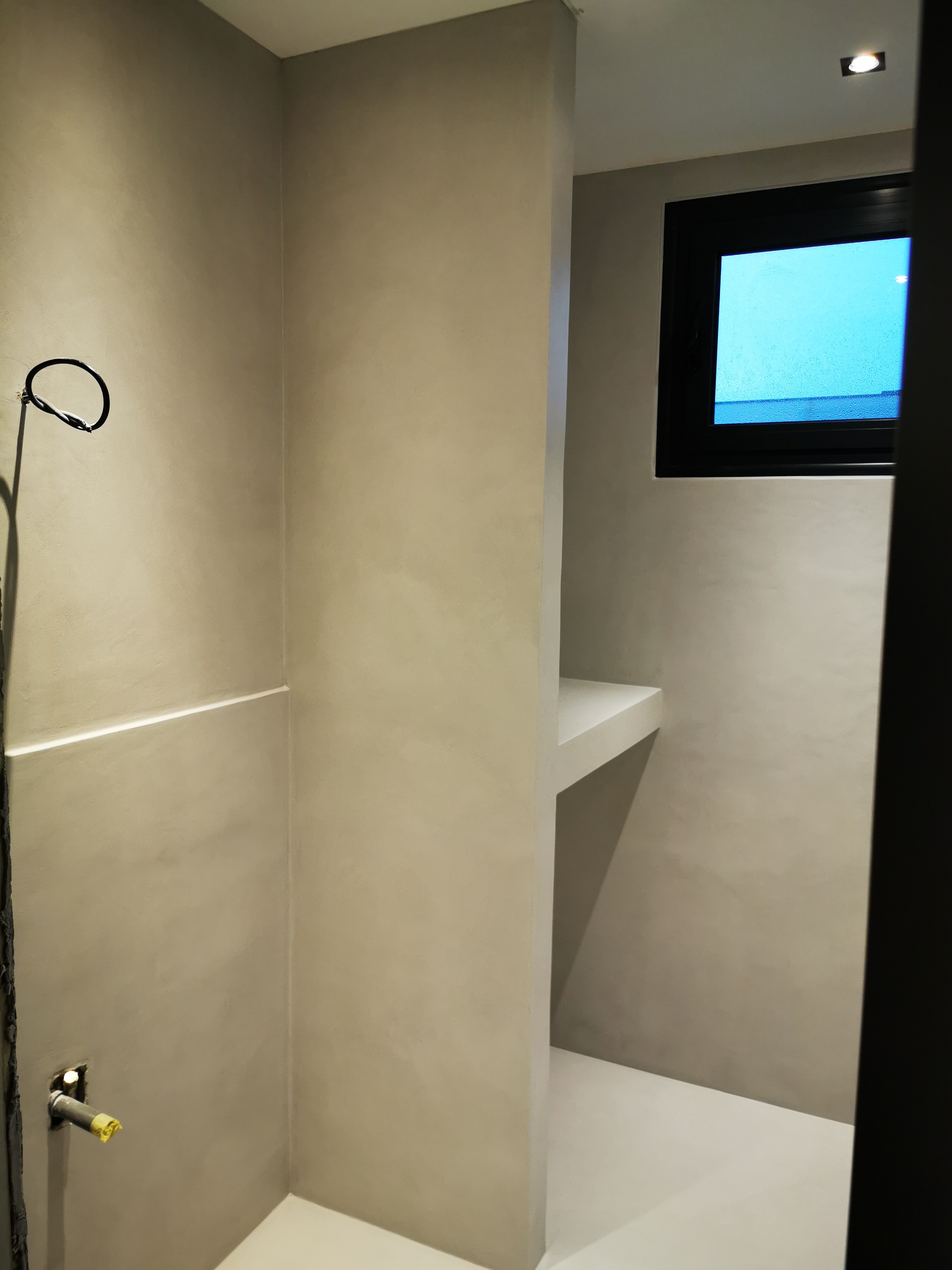 élégante rénovation d'une salle de bain en béton ciré vernis mat couleur gris cendré à Bordeaux en Aquitaine pour un particulier