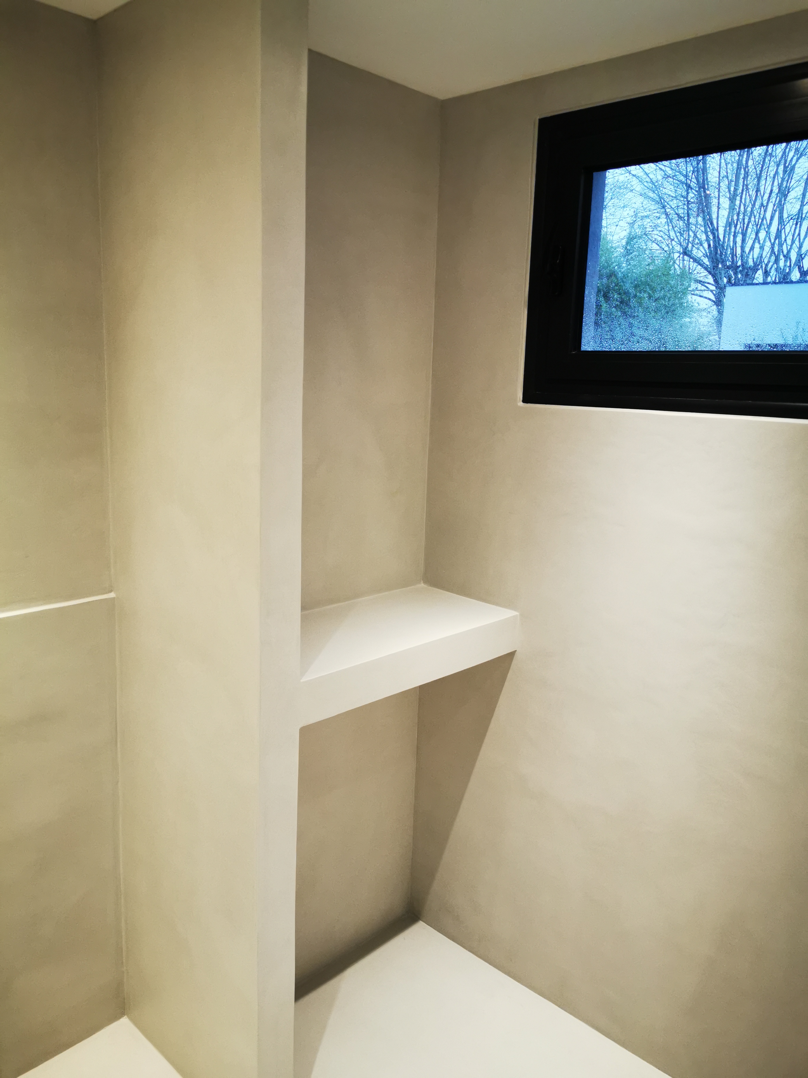 élégante rénovation d'une salle de bain en béton ciré vernis mat couleur gris cendré à Bordeaux en Aquitaine pour un particulier