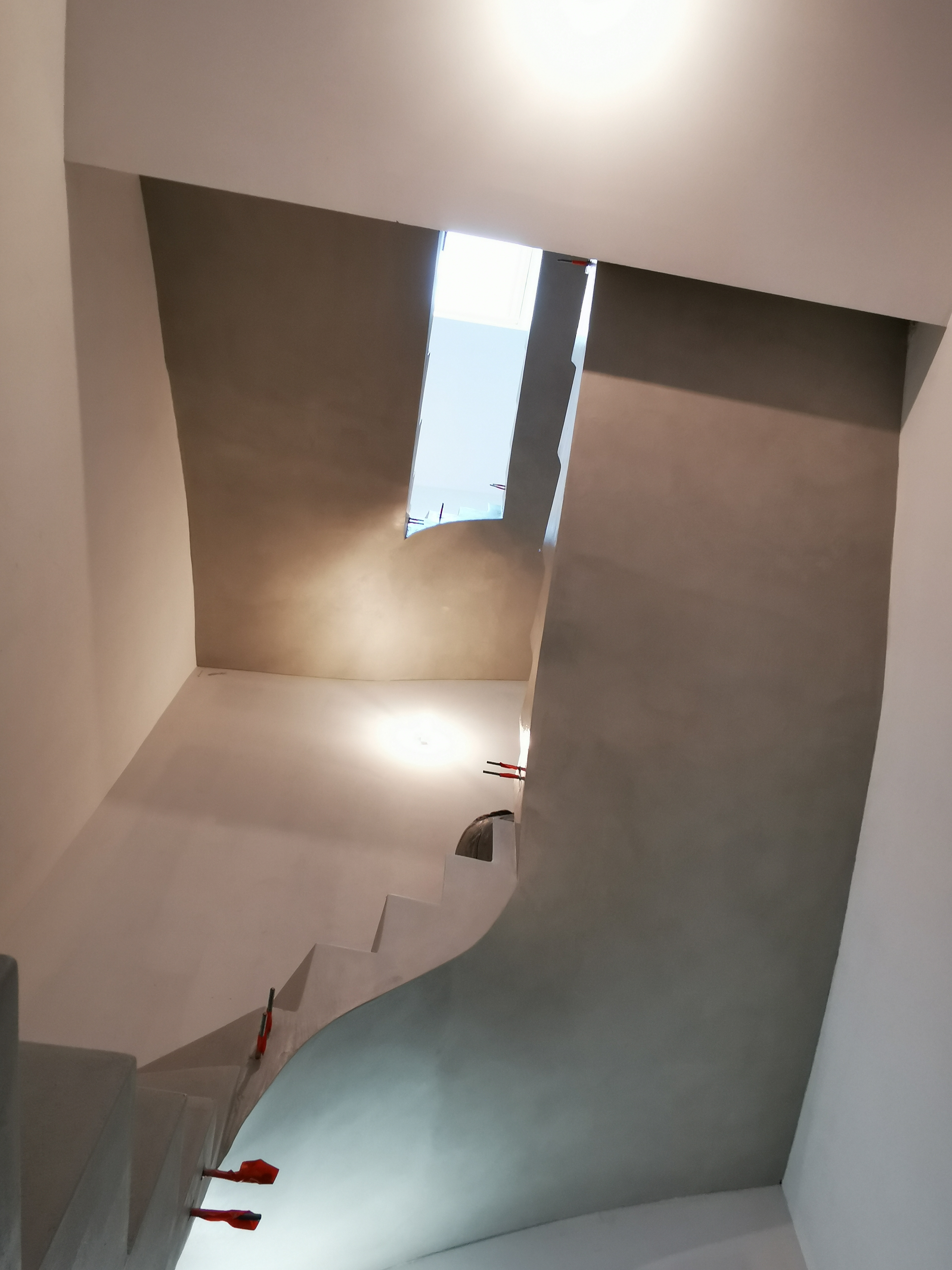 Superposition de deux escaliers béton dans leur cage d'escalier