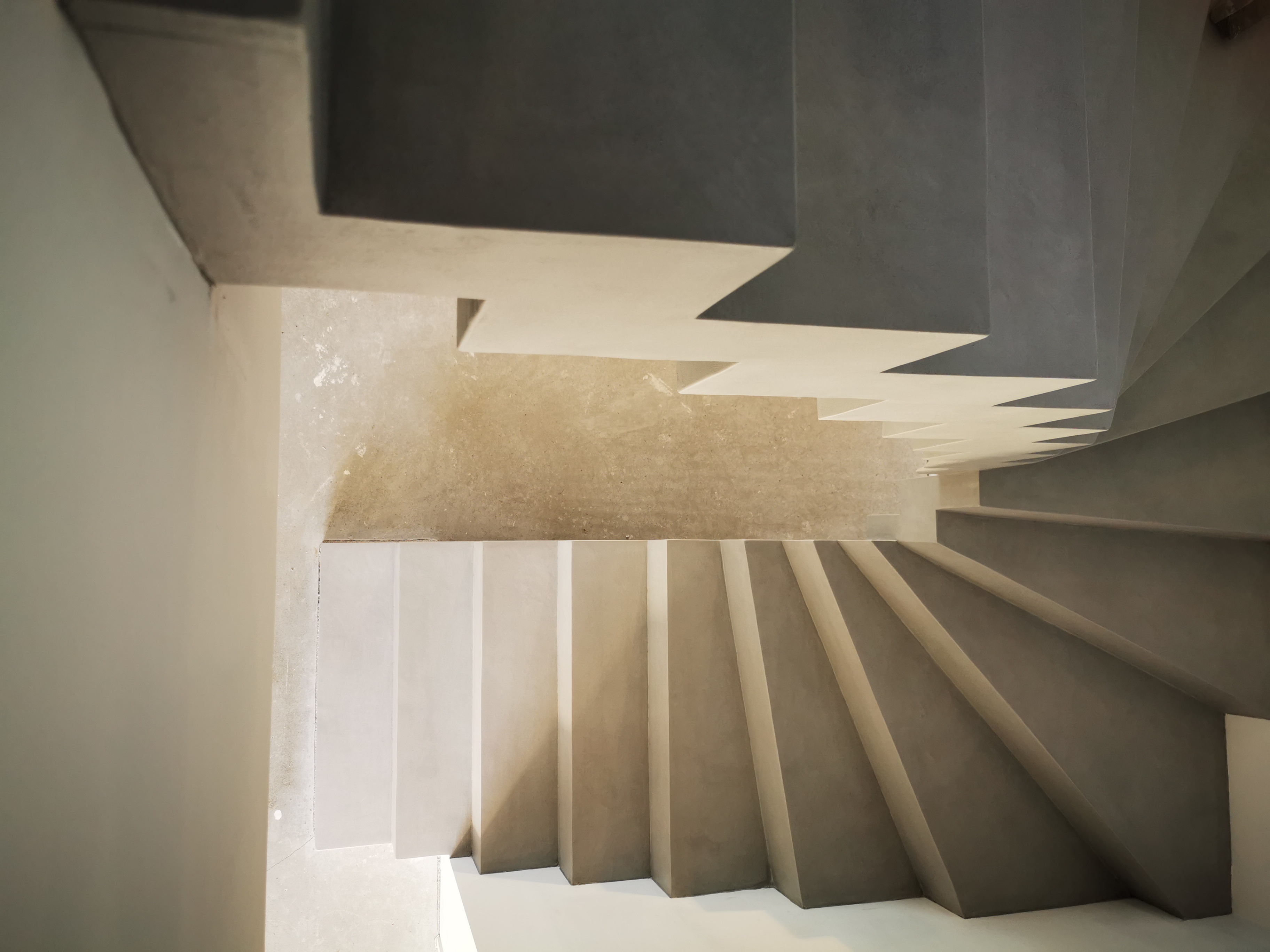 magnifique escalier crémaillère comme une œuvre d'art en béton ciré vernis mat couleur gris souris A Ludon-Médoc proche de Bordeaux en Aquitaine pour un particulier