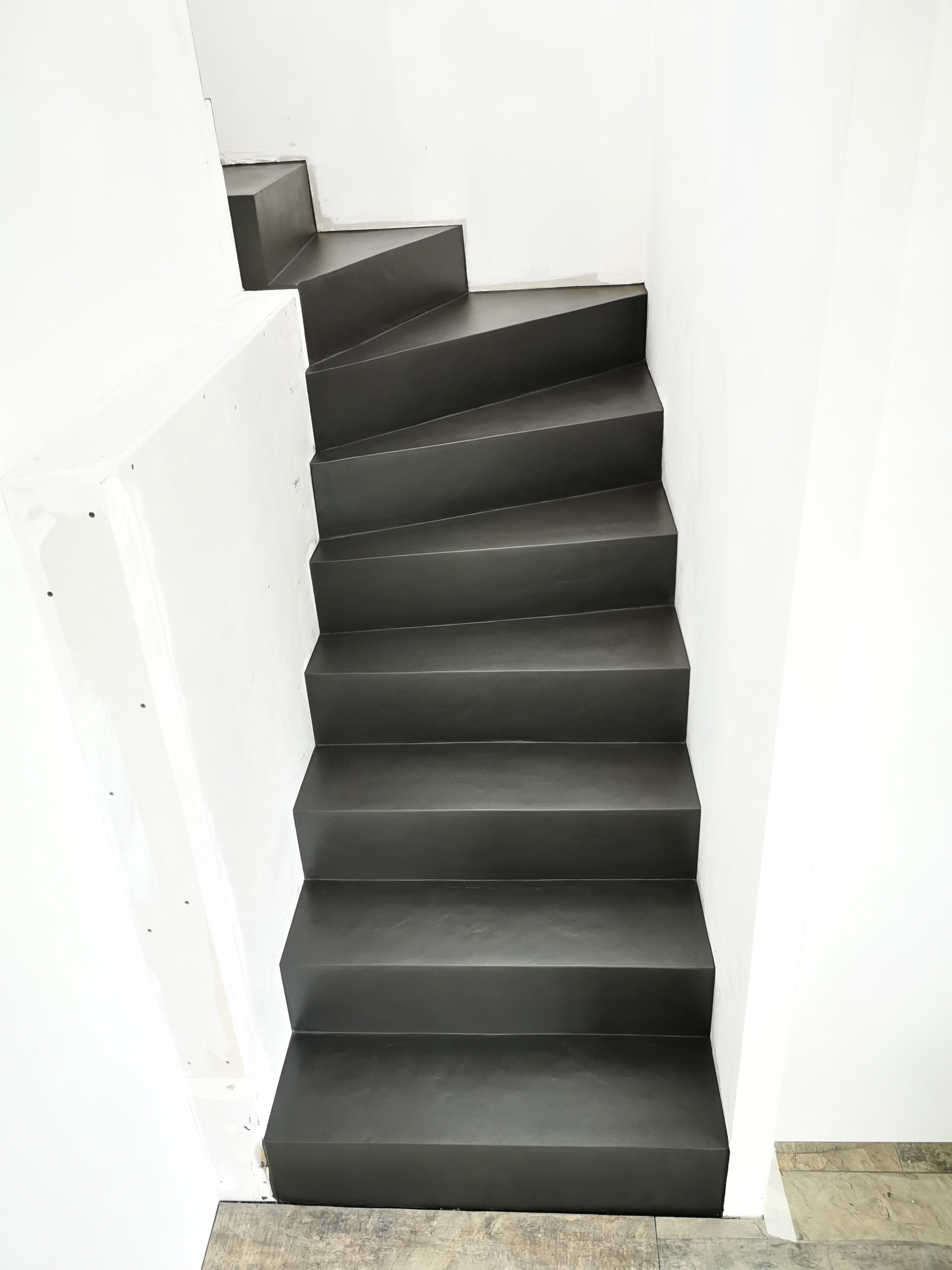 magnifique marches d'un escalier crémaillère en béton ciré vernis mat couleur ardoise À pessac commune de Bordeaux pour un constructeur