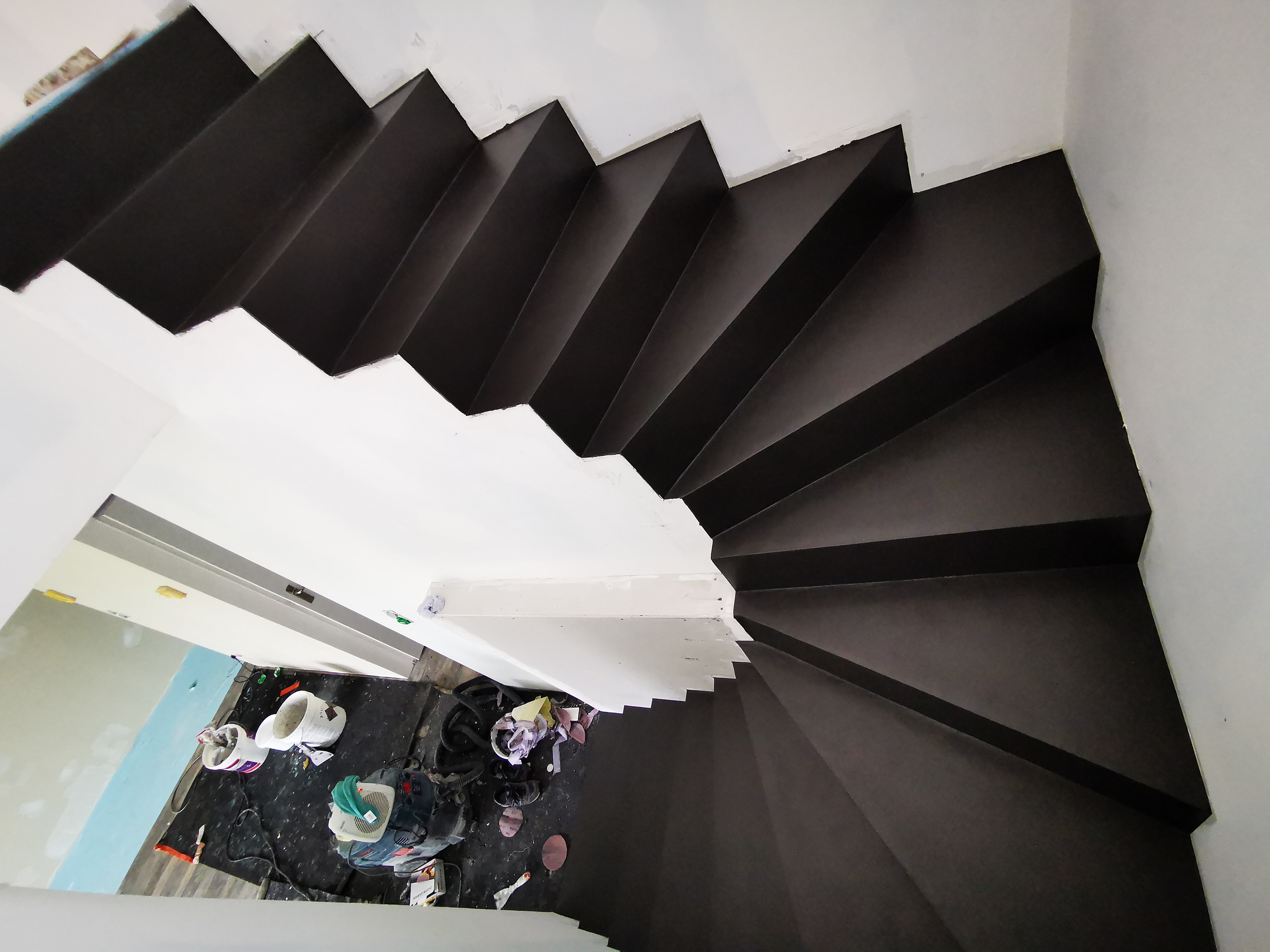 magnifique marches d'un escalier crémaillère en béton ciré vernis mat couleur ardoise À pessac commune de Bordeaux pour un constructeur