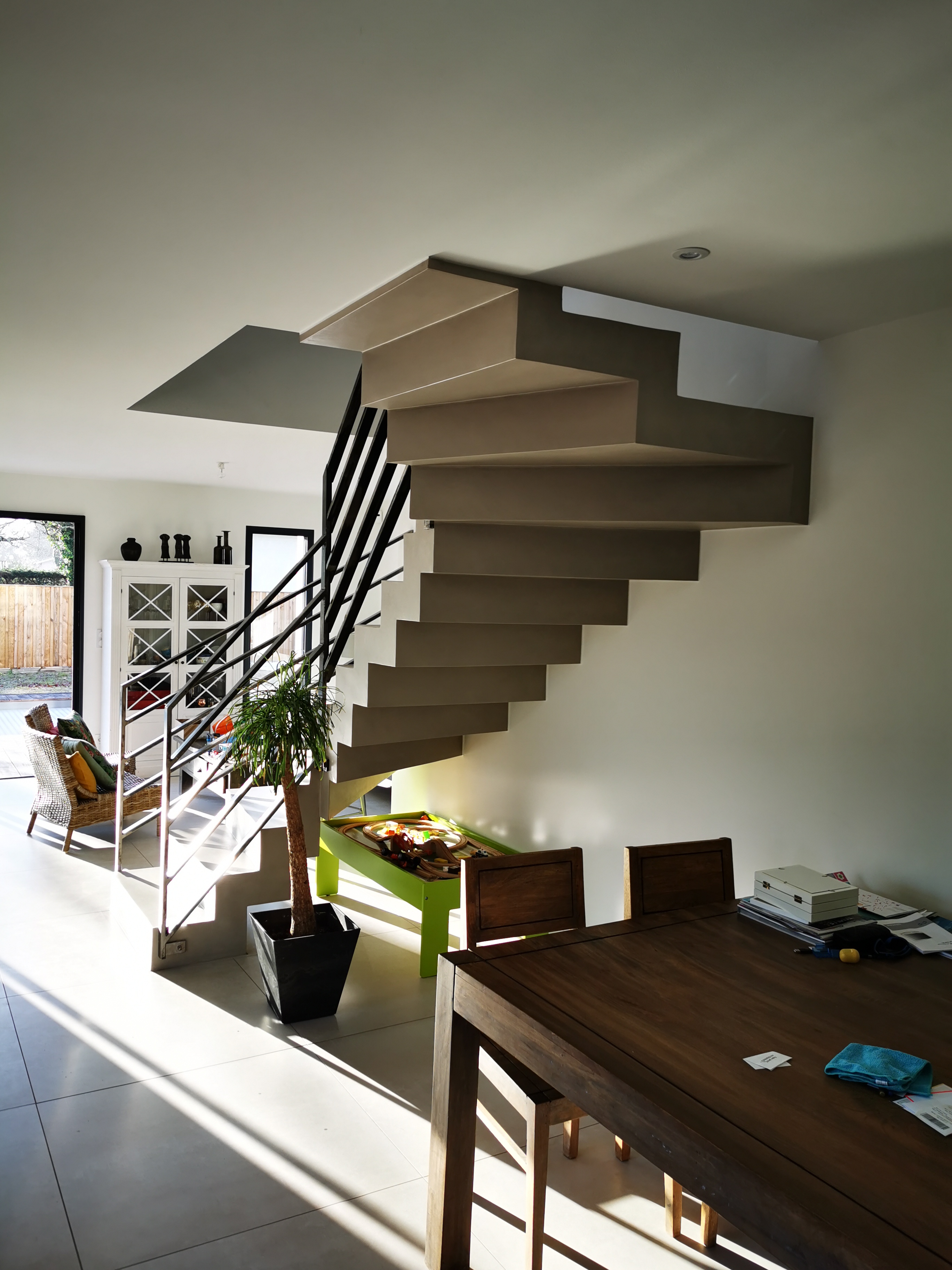 Dessous d'un escalier béton design