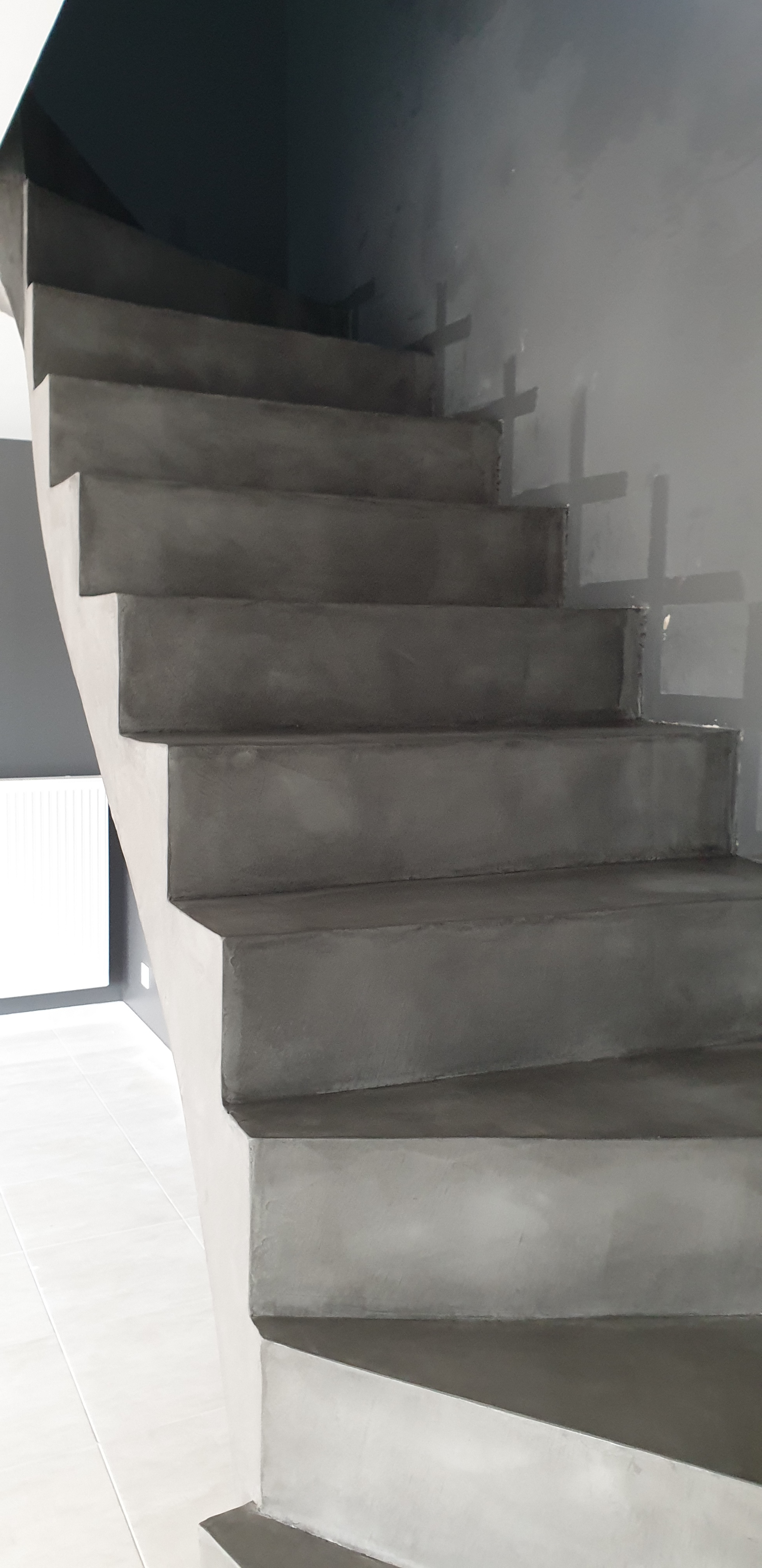 elégant escalier à paillasse d'un salon en béton ciré couleur gris aberdeen a St Nazaire pour un maitre d'œuvre Scal’in finition 44
