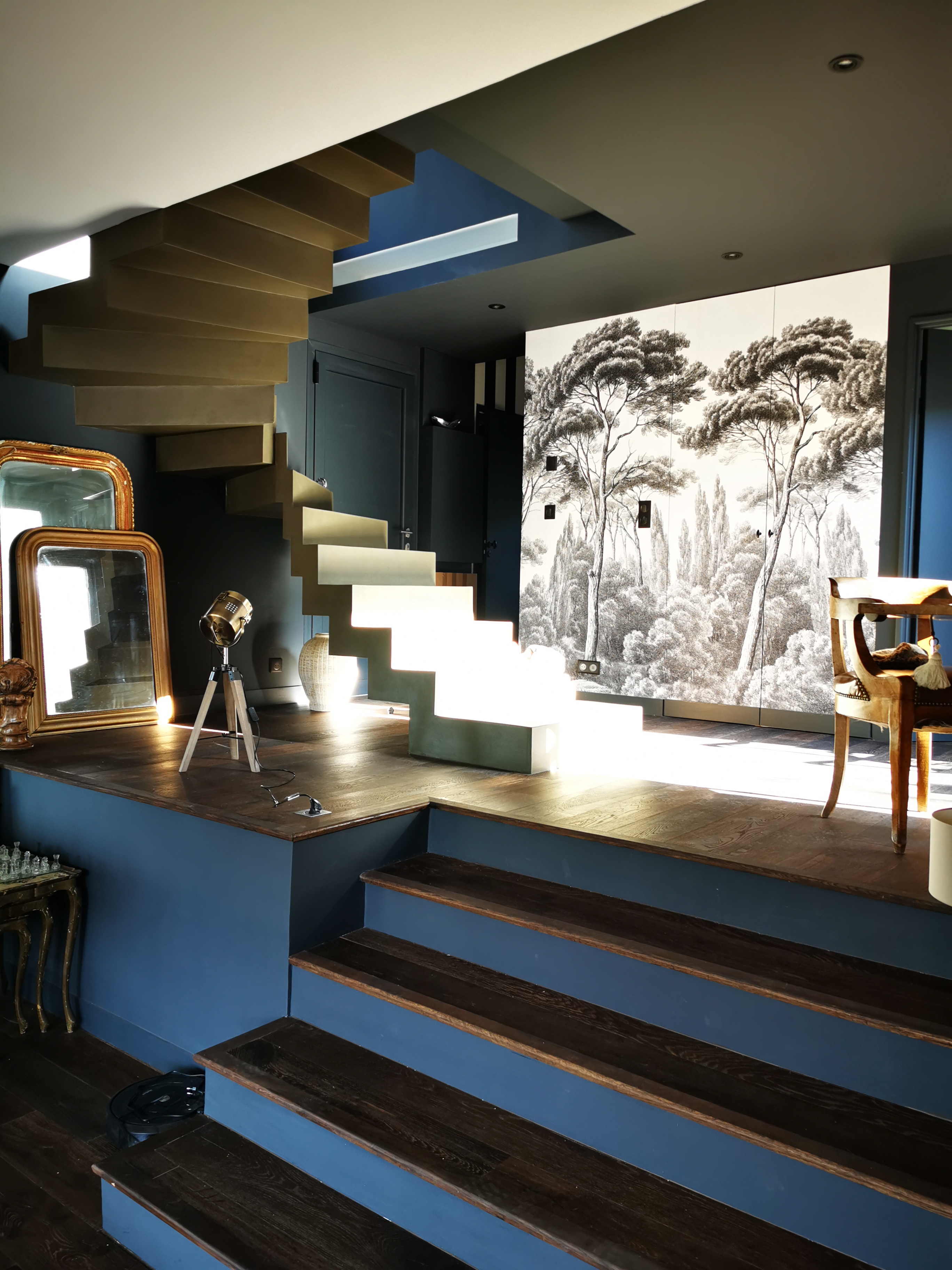 Intégration sublime d'un escalier en design en béton ciré dans une décoration de choix