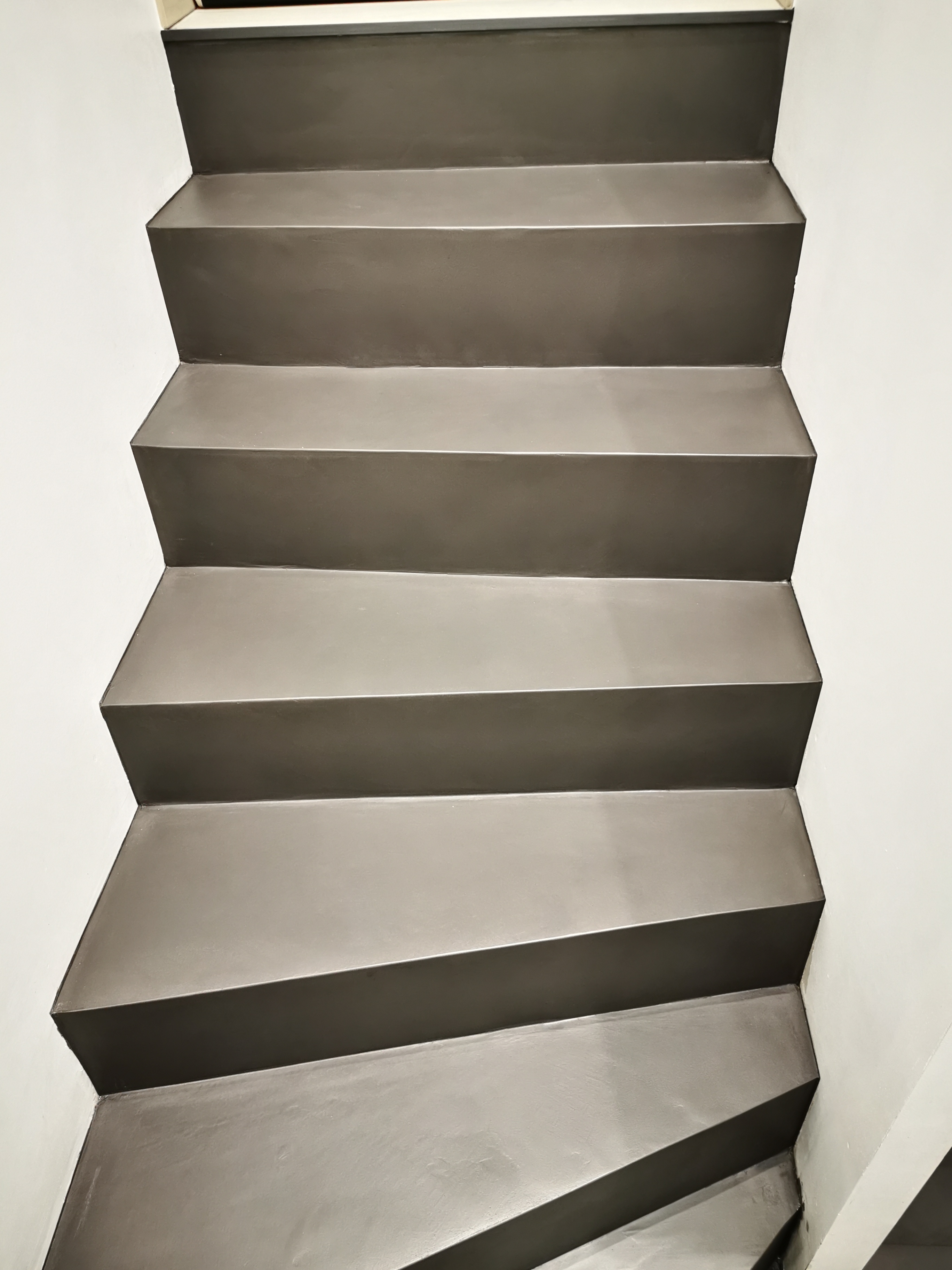 sublime escalier graphique deux quart tournant en béton ciré vernis soyeux couleur platinium A bordeaux Bègles en Aquitaine pour un particulier