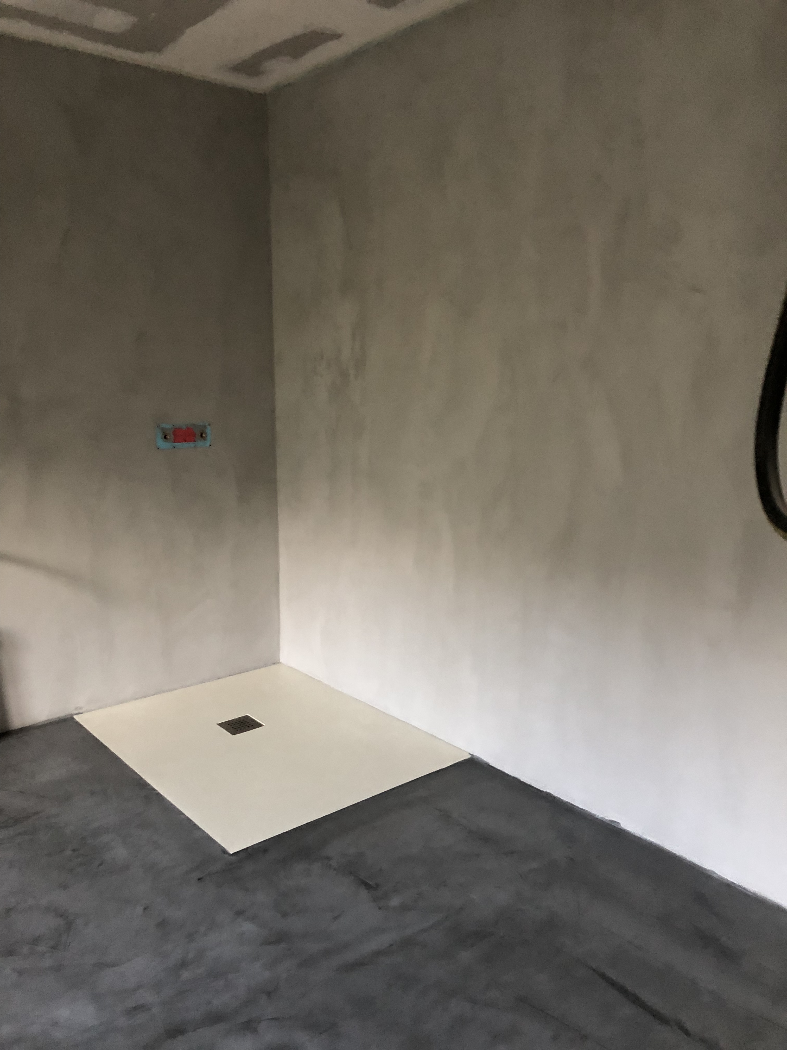 élégante rénovation d'une salle de bain en béton ciré couleur gris souris a St Père en Retz en Loire Atlantique pour un particulier Scal’in finition 44