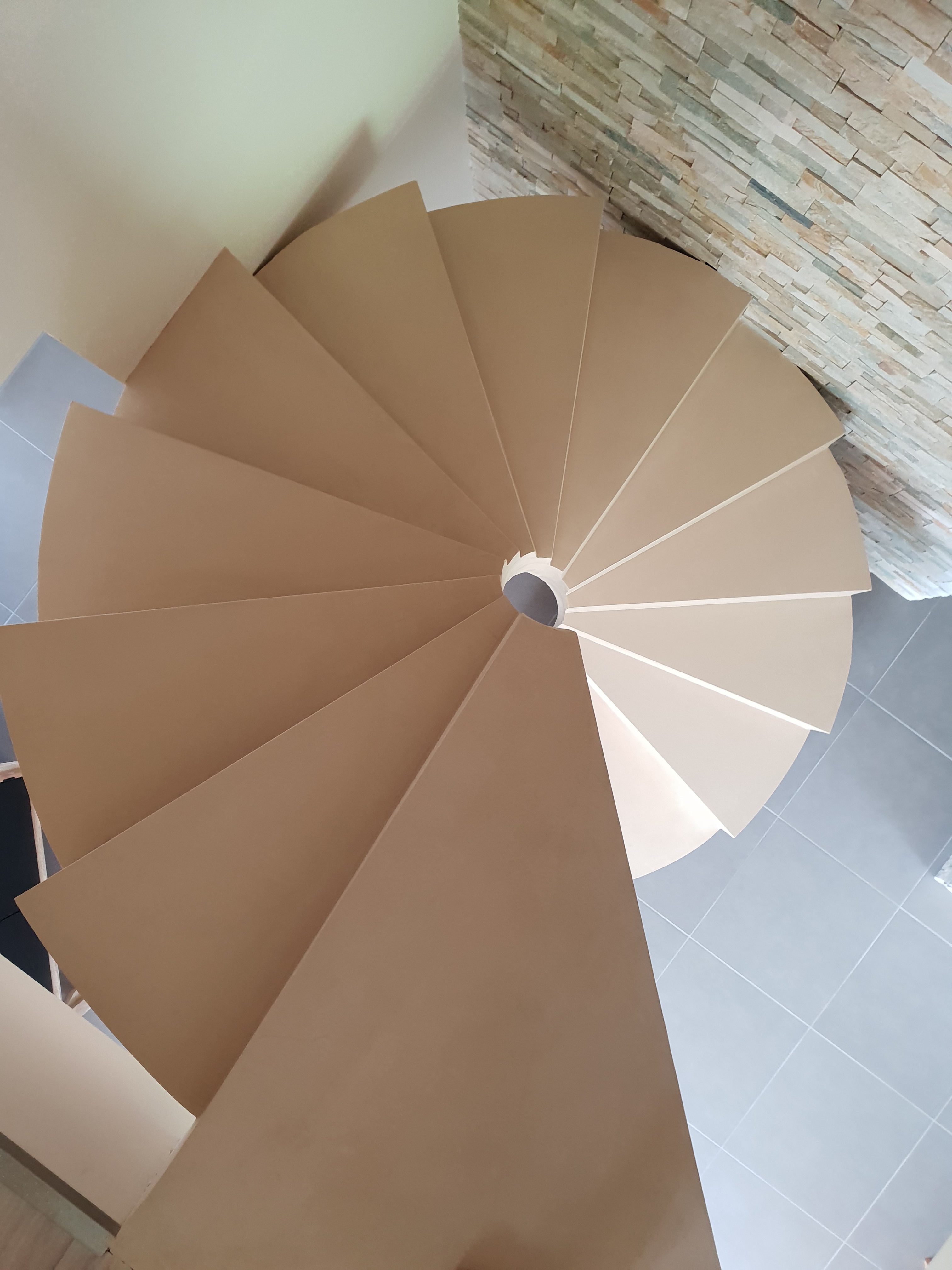 escalier hélicoïdal avec une lumière centrale en béton ciré vernis mat couleur beige mélisse en Auvergne pour un particulier Jean Pascal