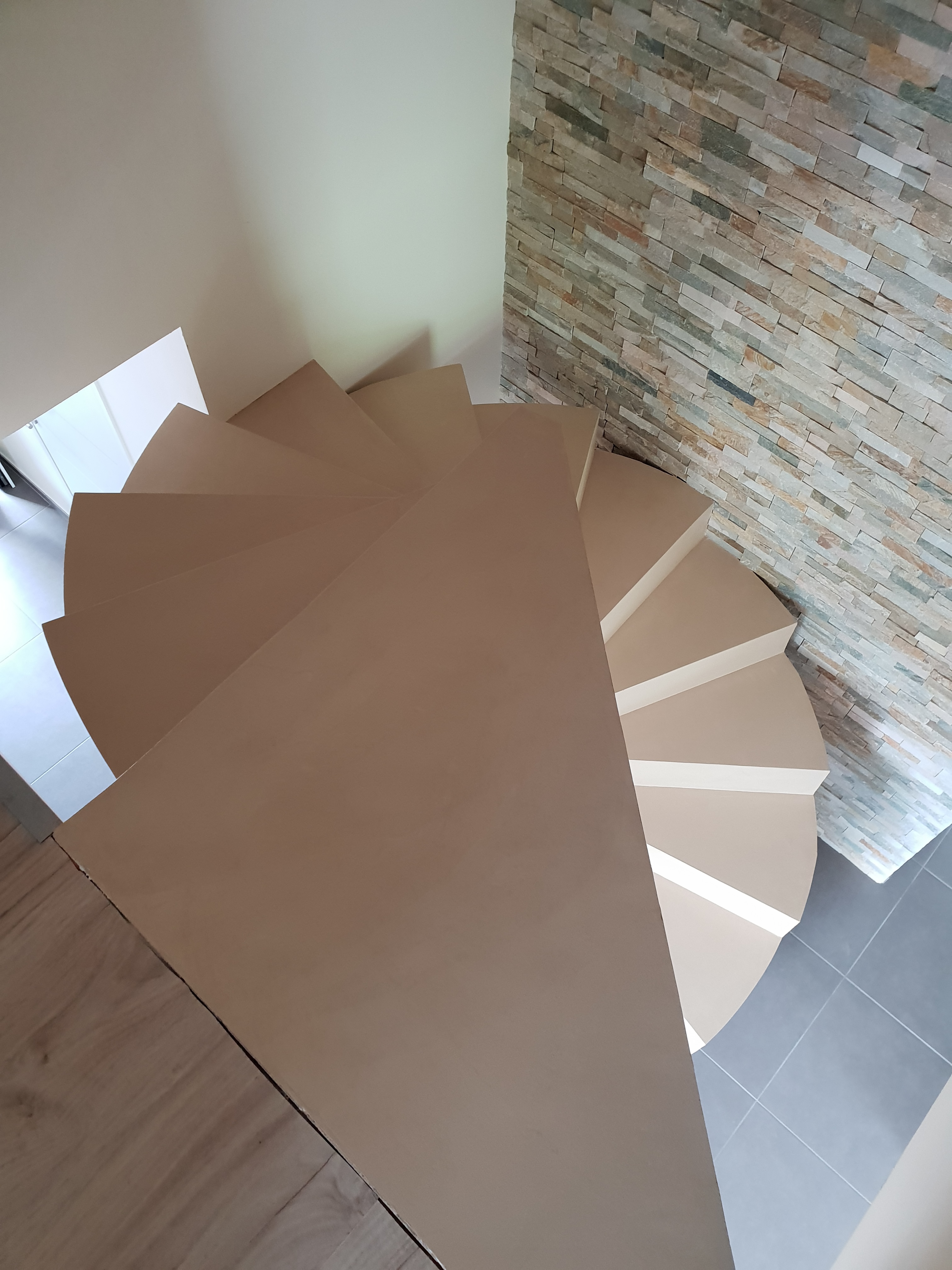 escalier hélicoïdal avec une lumière centrale en béton ciré vernis mat couleur beige mélisse en Auvergne pour un particulier Jean Pascal