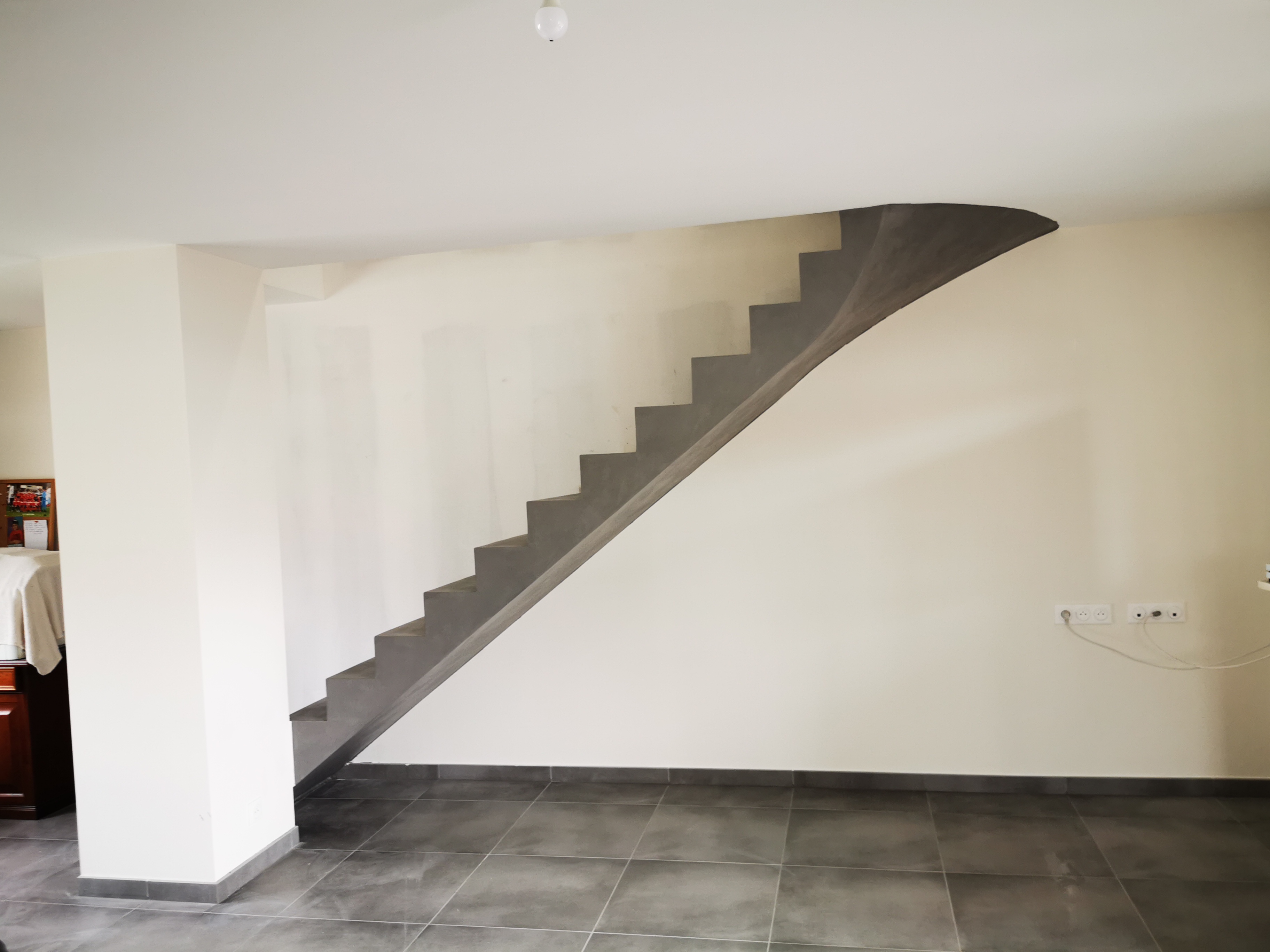Légèreté d'un béton ciré gris sur un escalier dans une villa