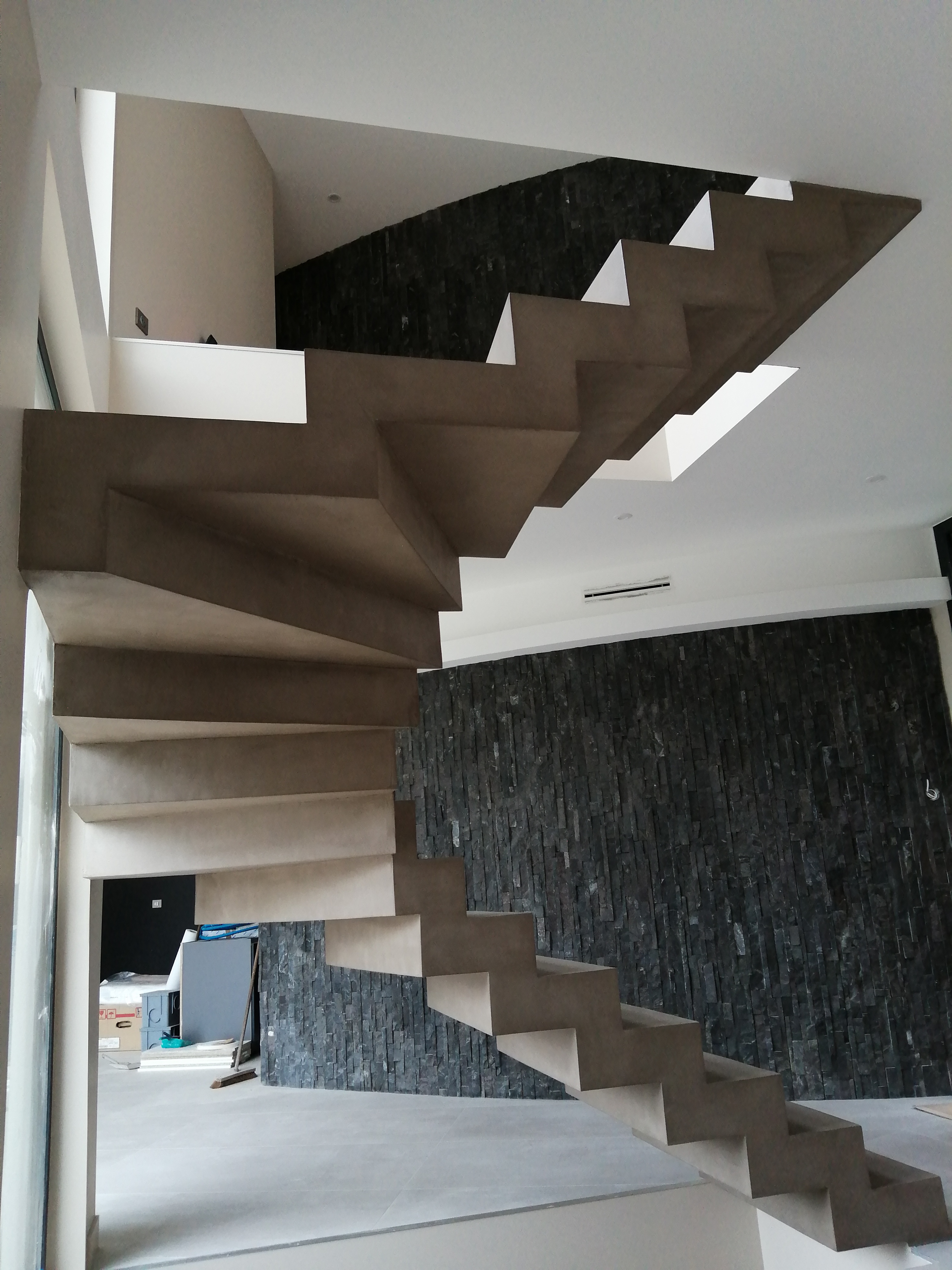 Maison de rêves avec béton ciré sur les escaliers béton