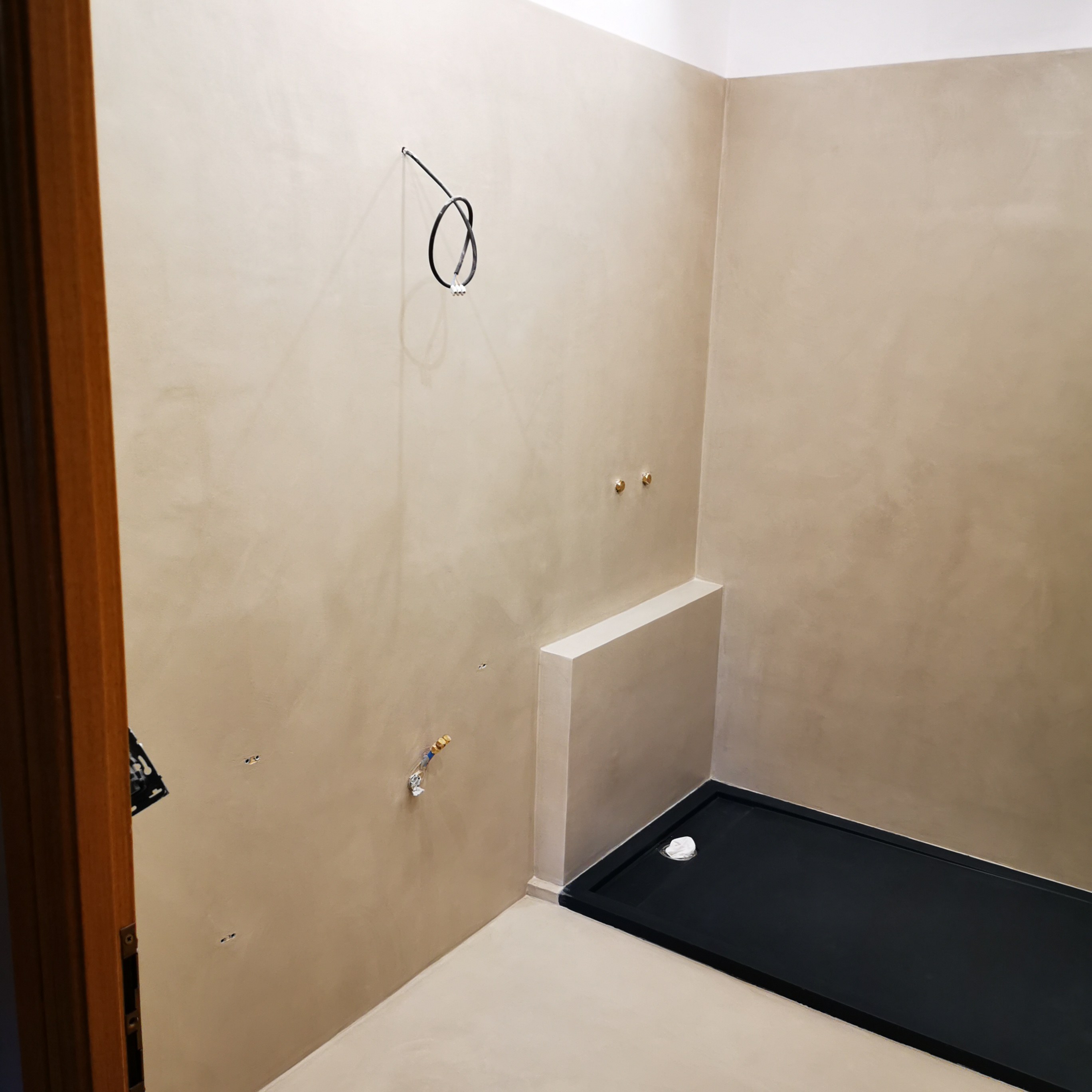rénovation d'une salle de bain en béton ciré vernis soyeux couleur corde À Camblanes-et-Meynac proche de Bordeaux pour un particulier Scalinfinition33