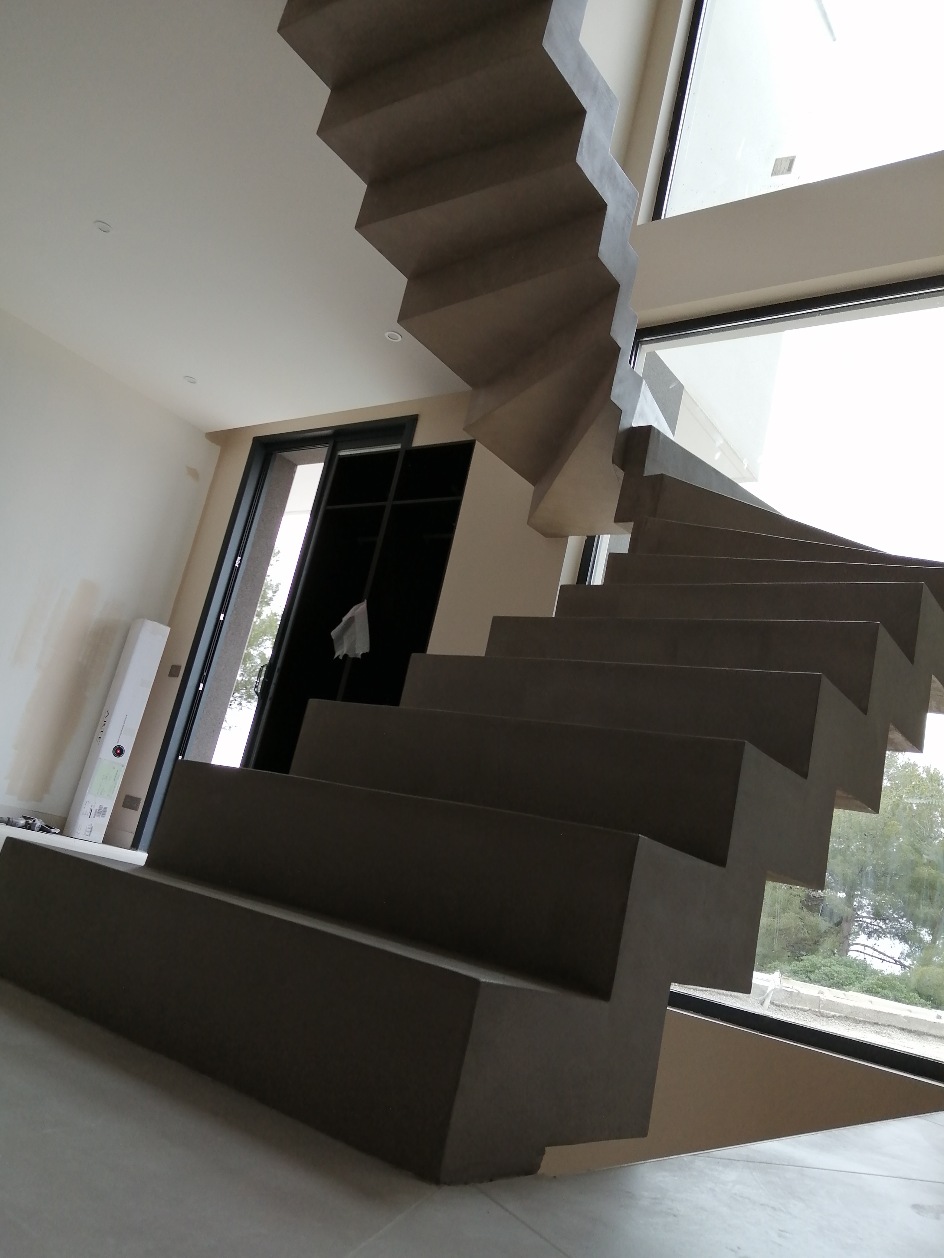 Technique de pose d'un béton ciré sur une surface comme la complexité d'un escalier crémaillère
