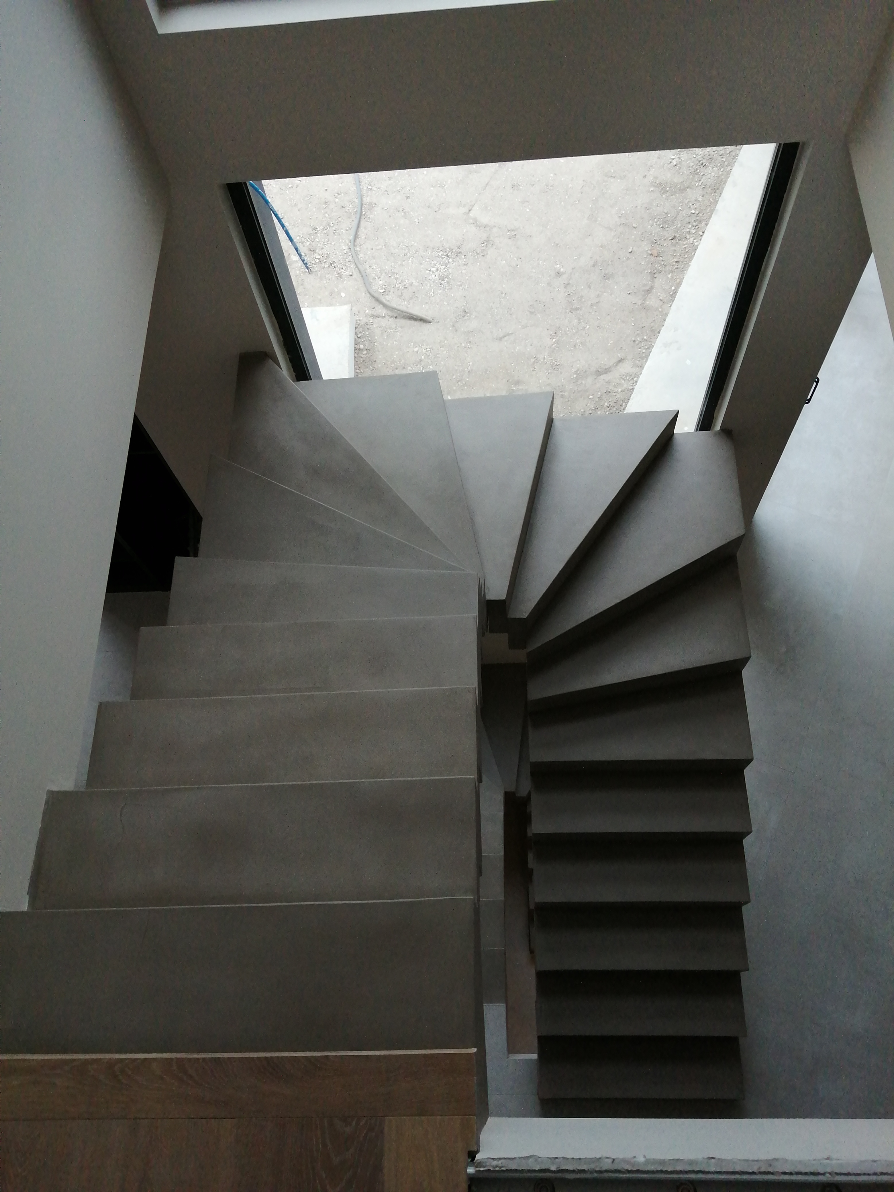 Transformation avec le béton ciré d'un escalier en béton brut en une pièce maîtresse de décoration dans la maison