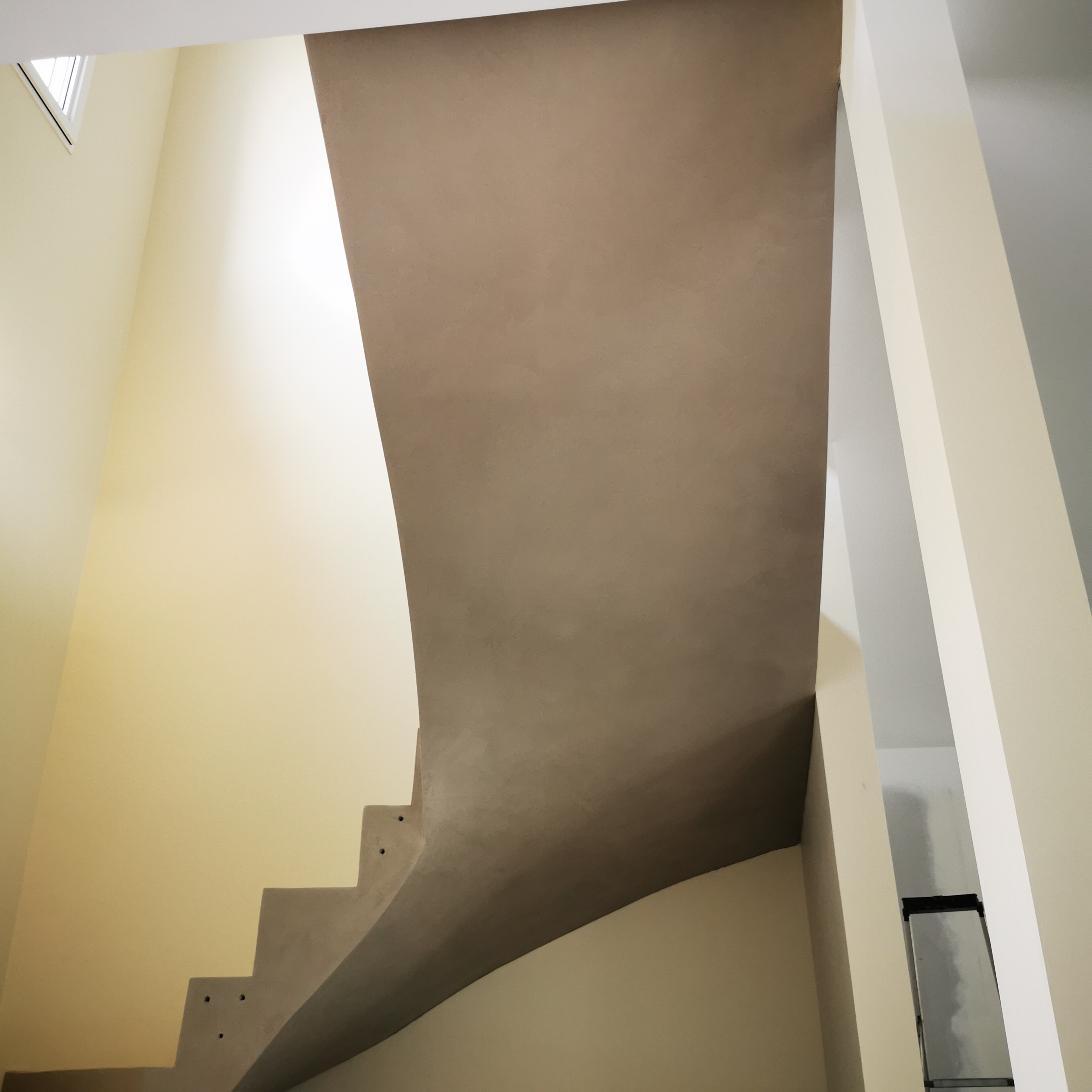 Application d'un béton ciré sur une Sous-face d'un escalier