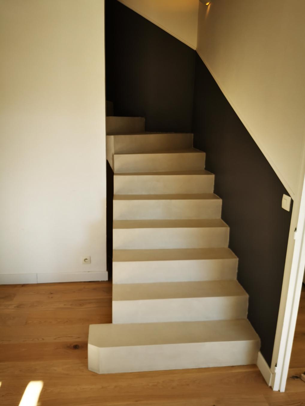 Béton ciré couleur corde qui est proche d'un beige clair sur un escalier dans une maison en rénovation