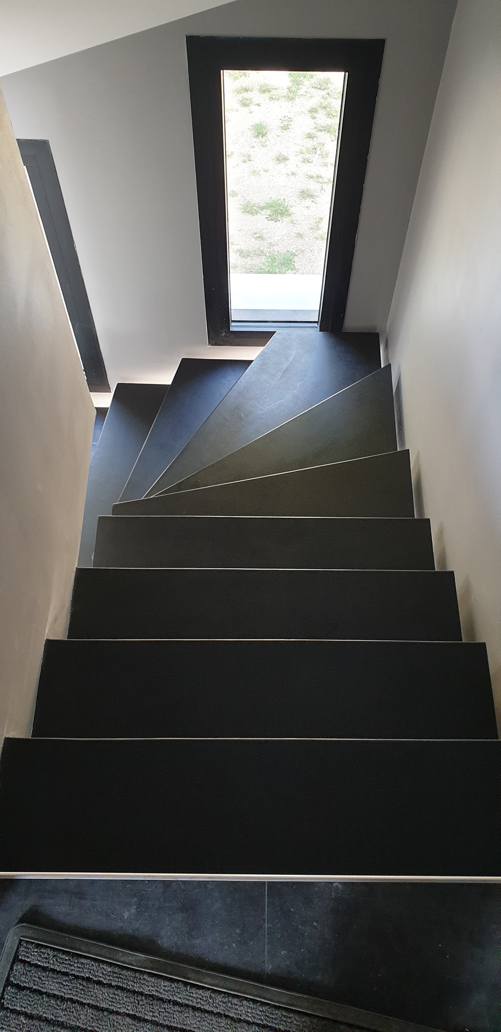 Béton cire noir sur un escalier tournant design