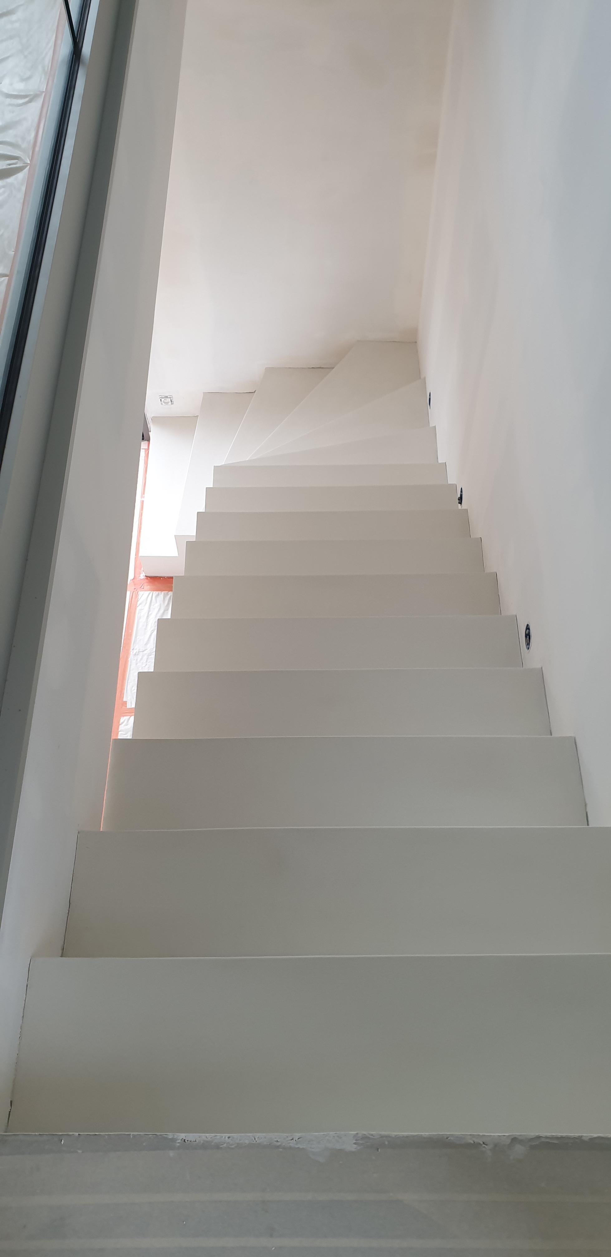 Exemple de revêtement en béton ciré couleur everest sur un escalier intérieur