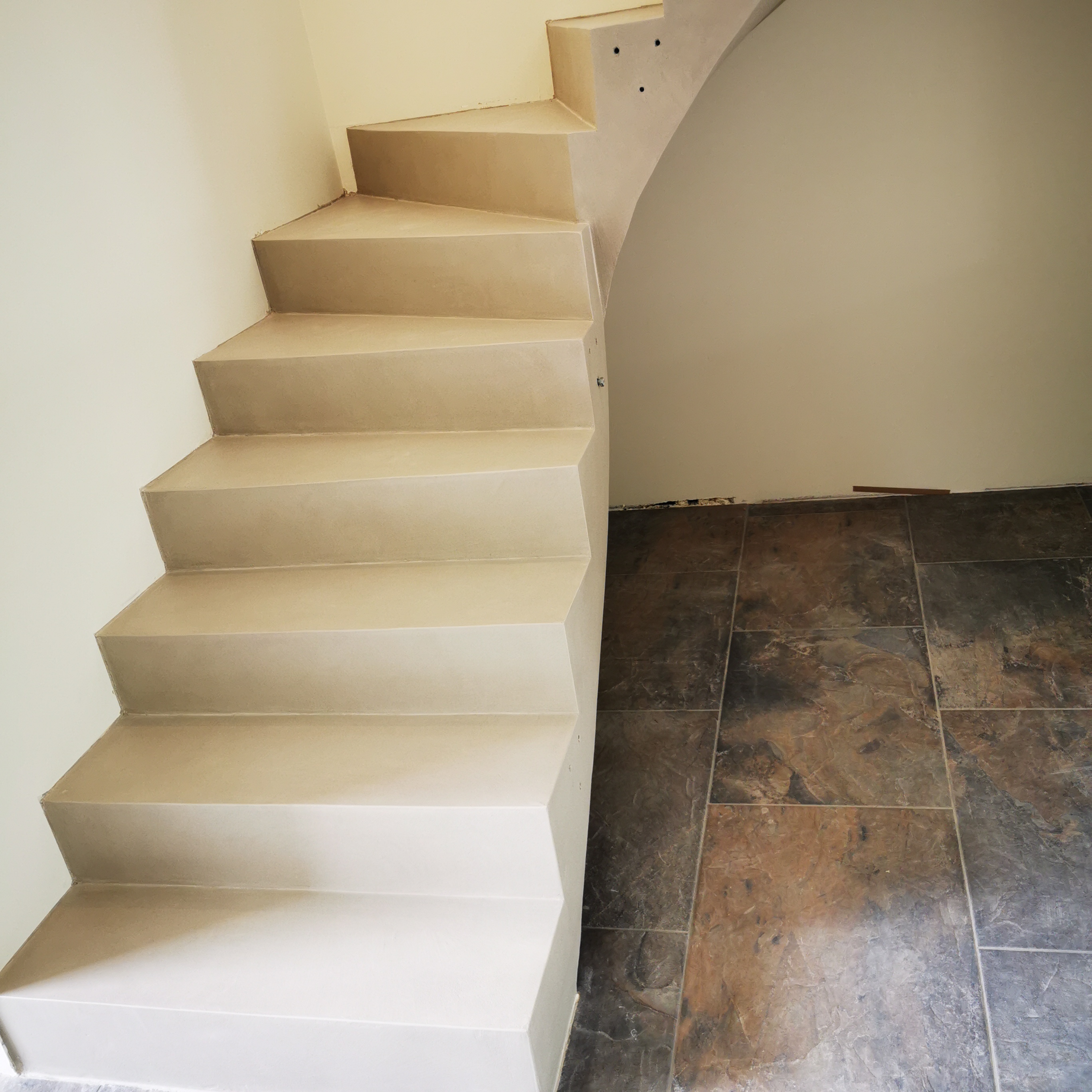 Habillage en béton ciré sur cet escalier dans une maison individuelle