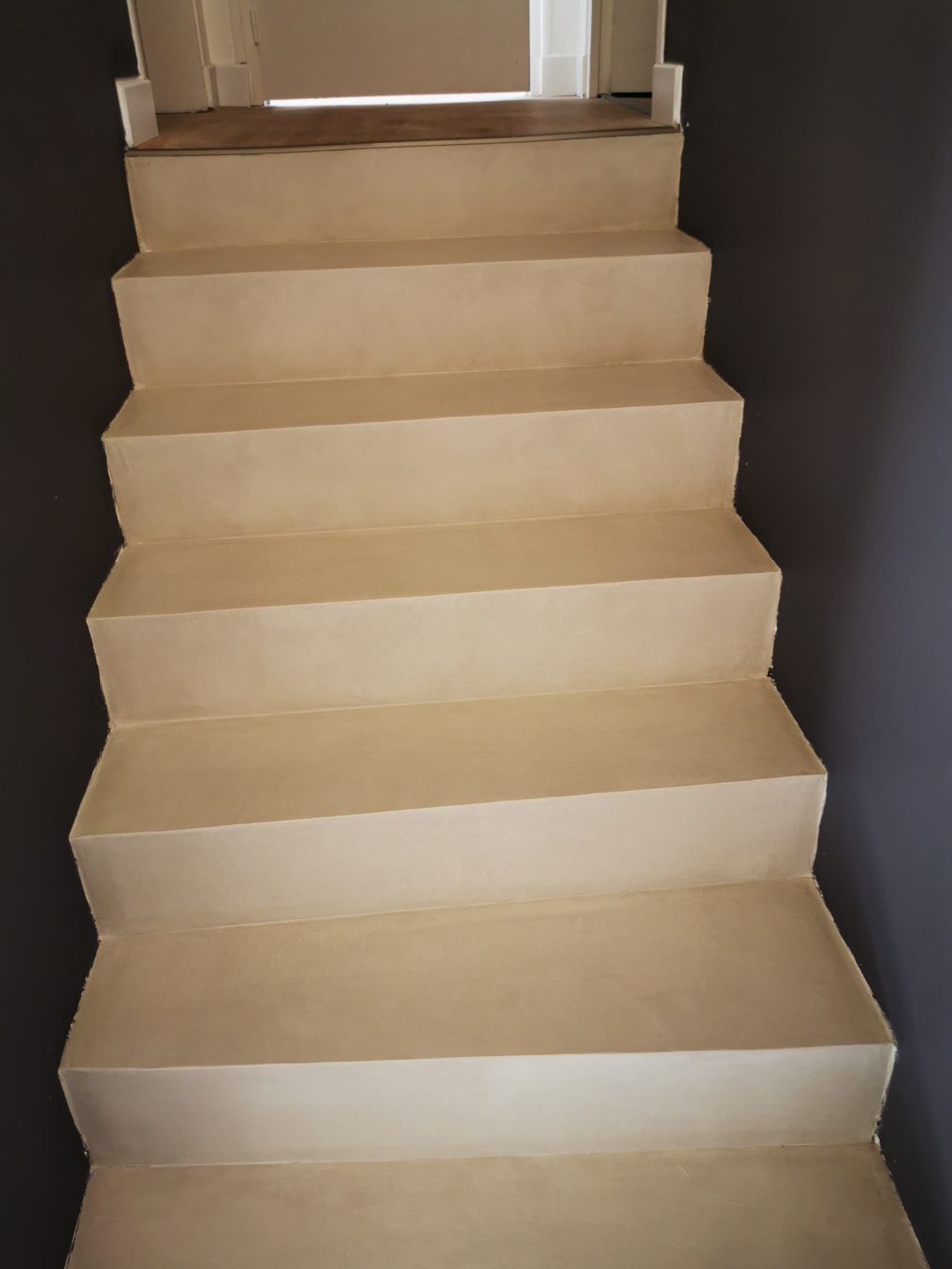 L'application d'un béton ciré sur un escalier en rénovation est tout à fait possible comme ici