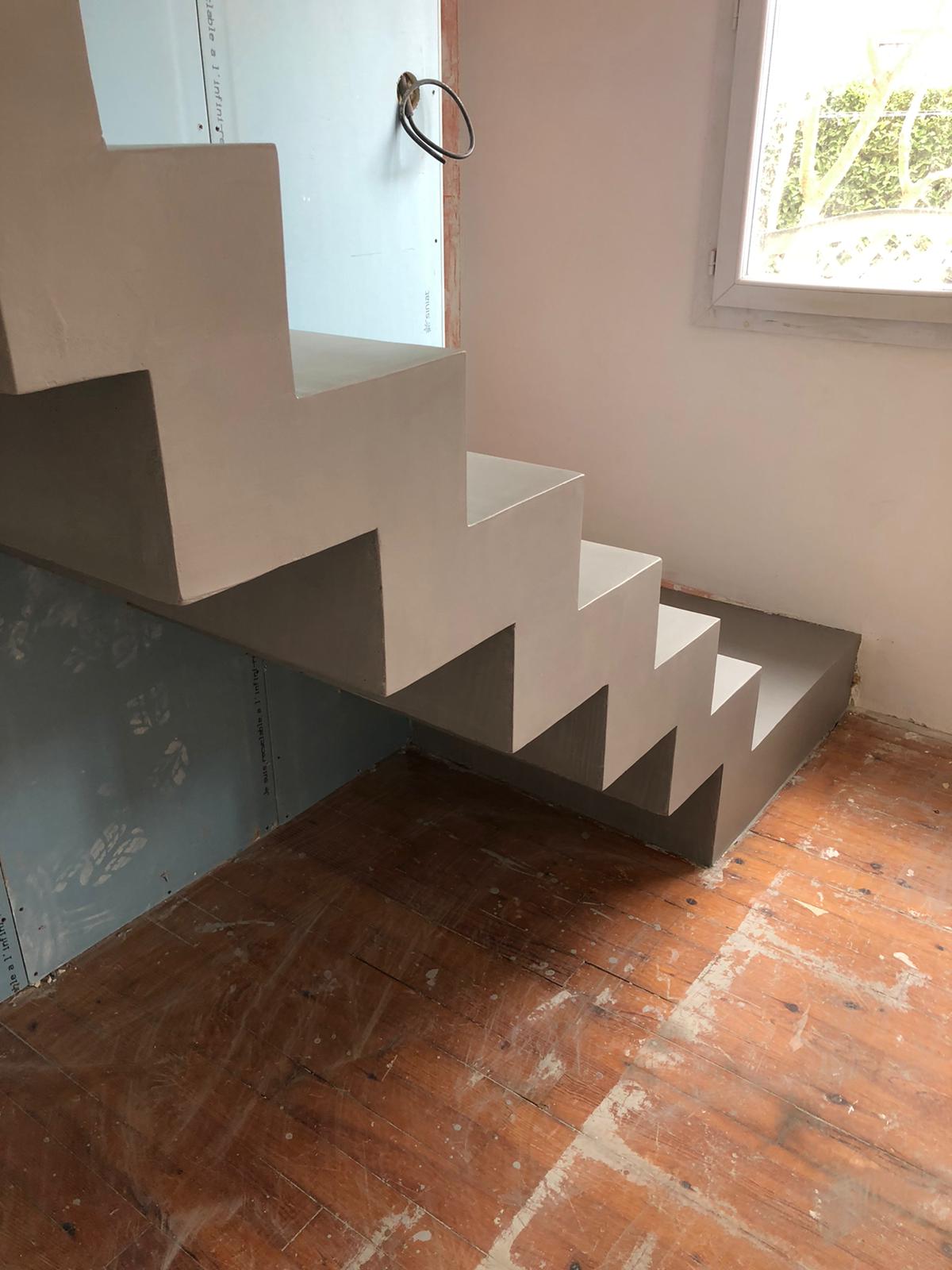 Le béton ciré est le matériau idéal pour la décoration d'un escalier design en béton
